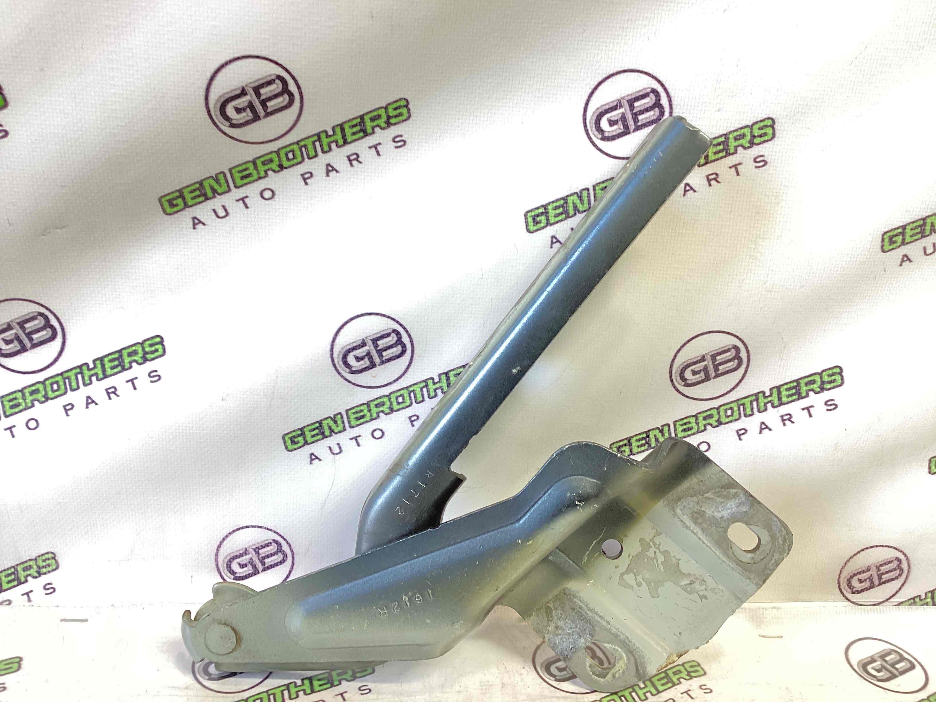 Петля капота, кронштейн капота