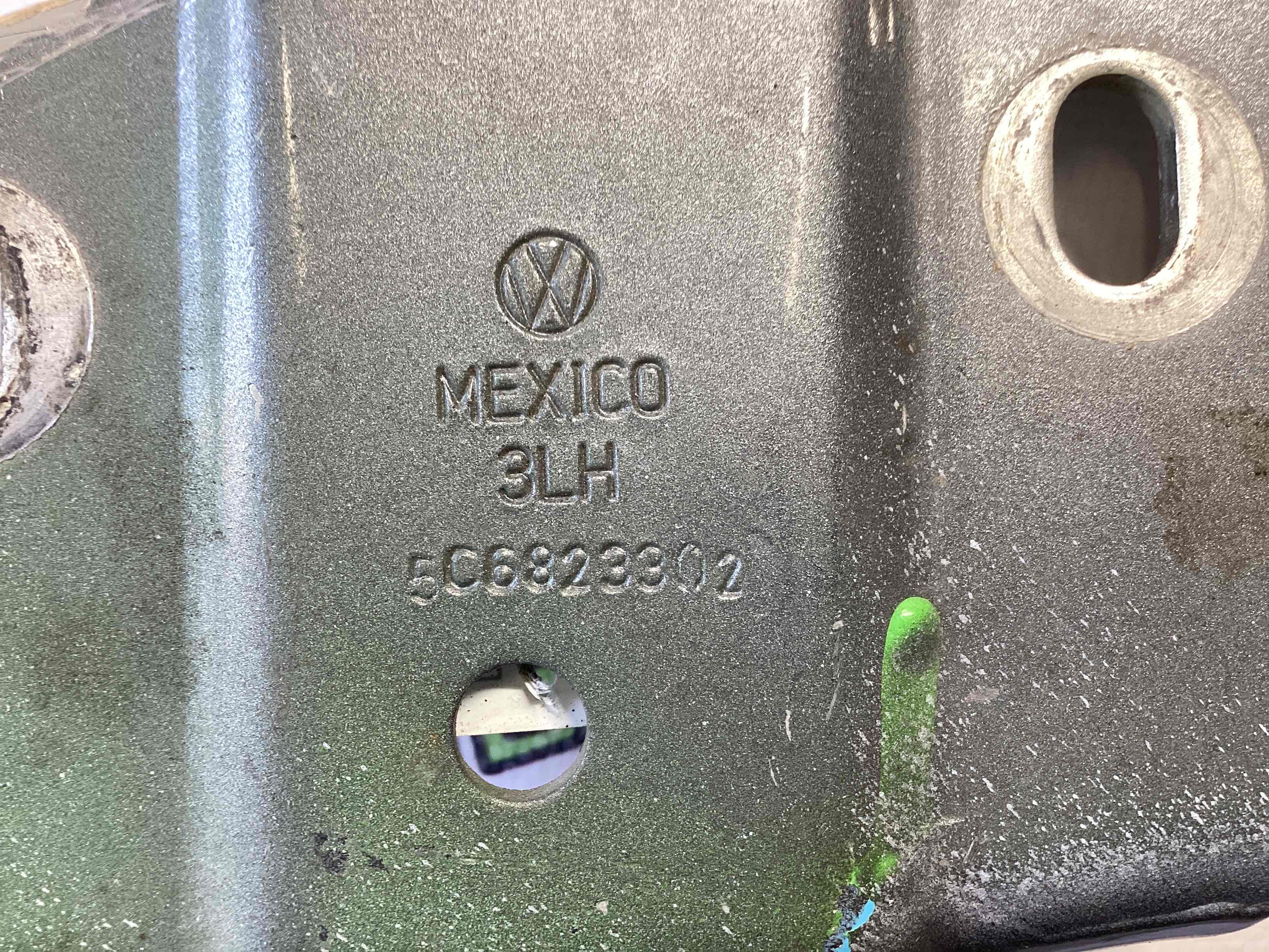 Петля капота, кронштейн капота