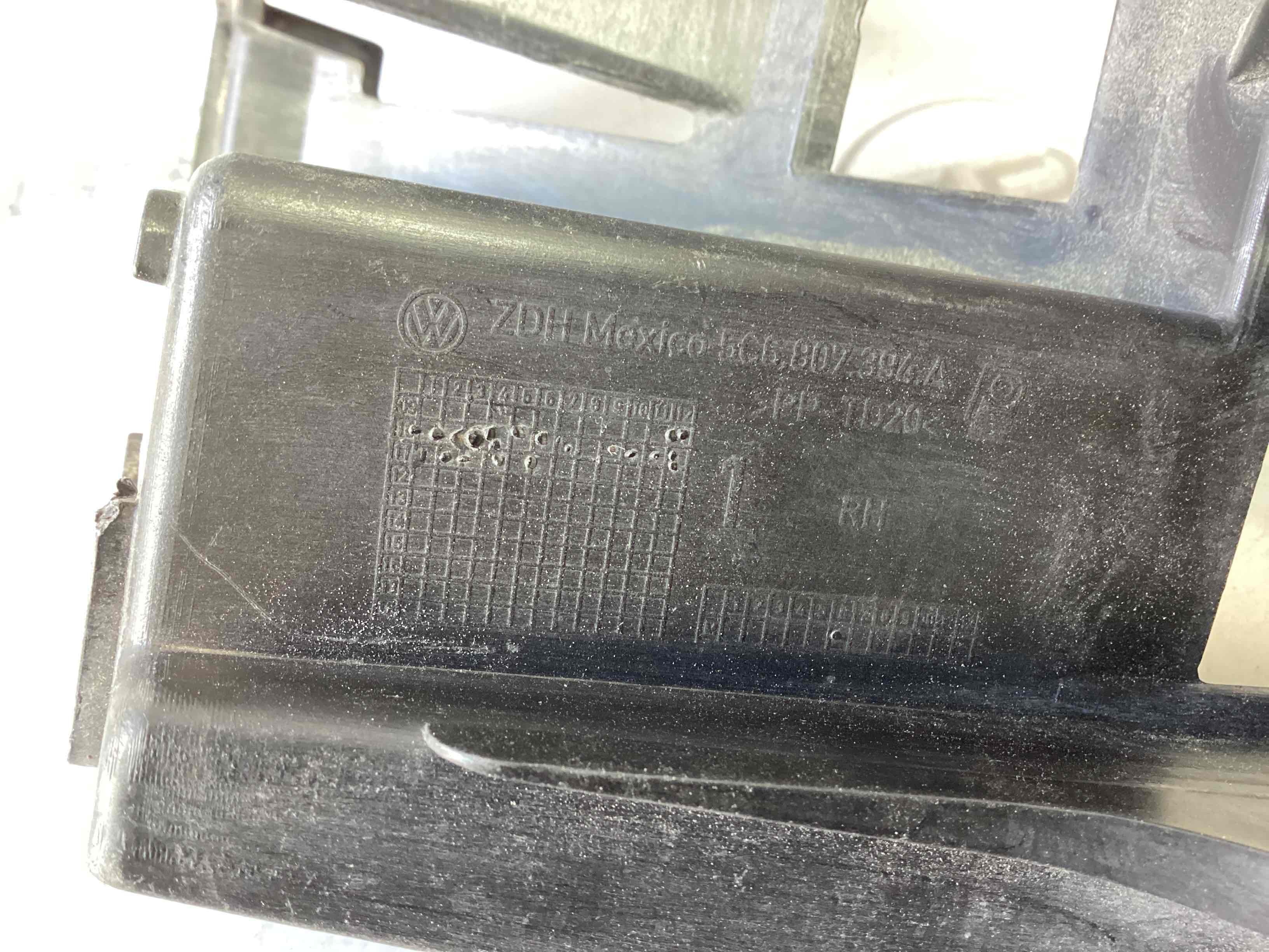 Кріплення заднього бампера праве