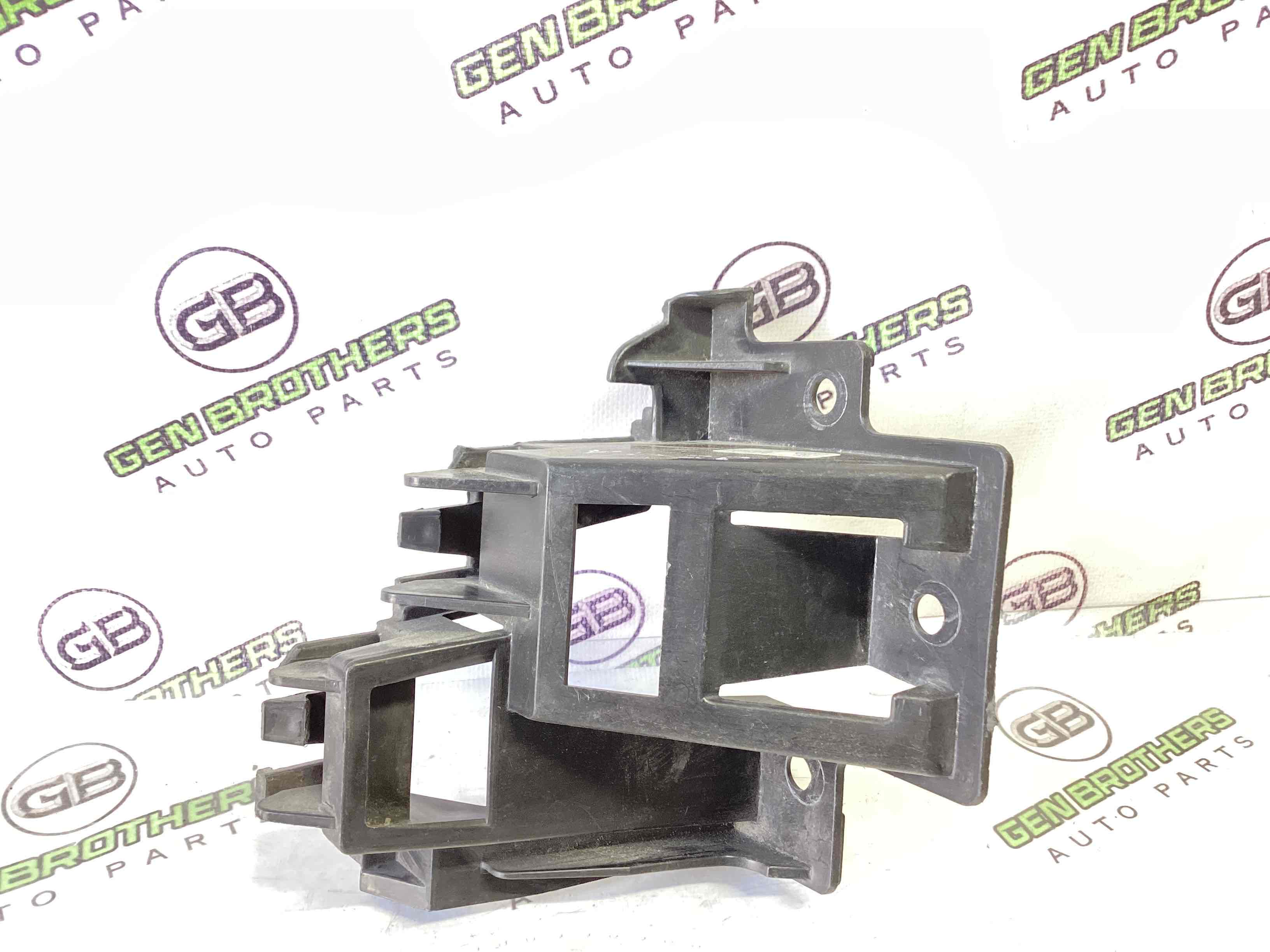 Кріплення заднього бампера праве