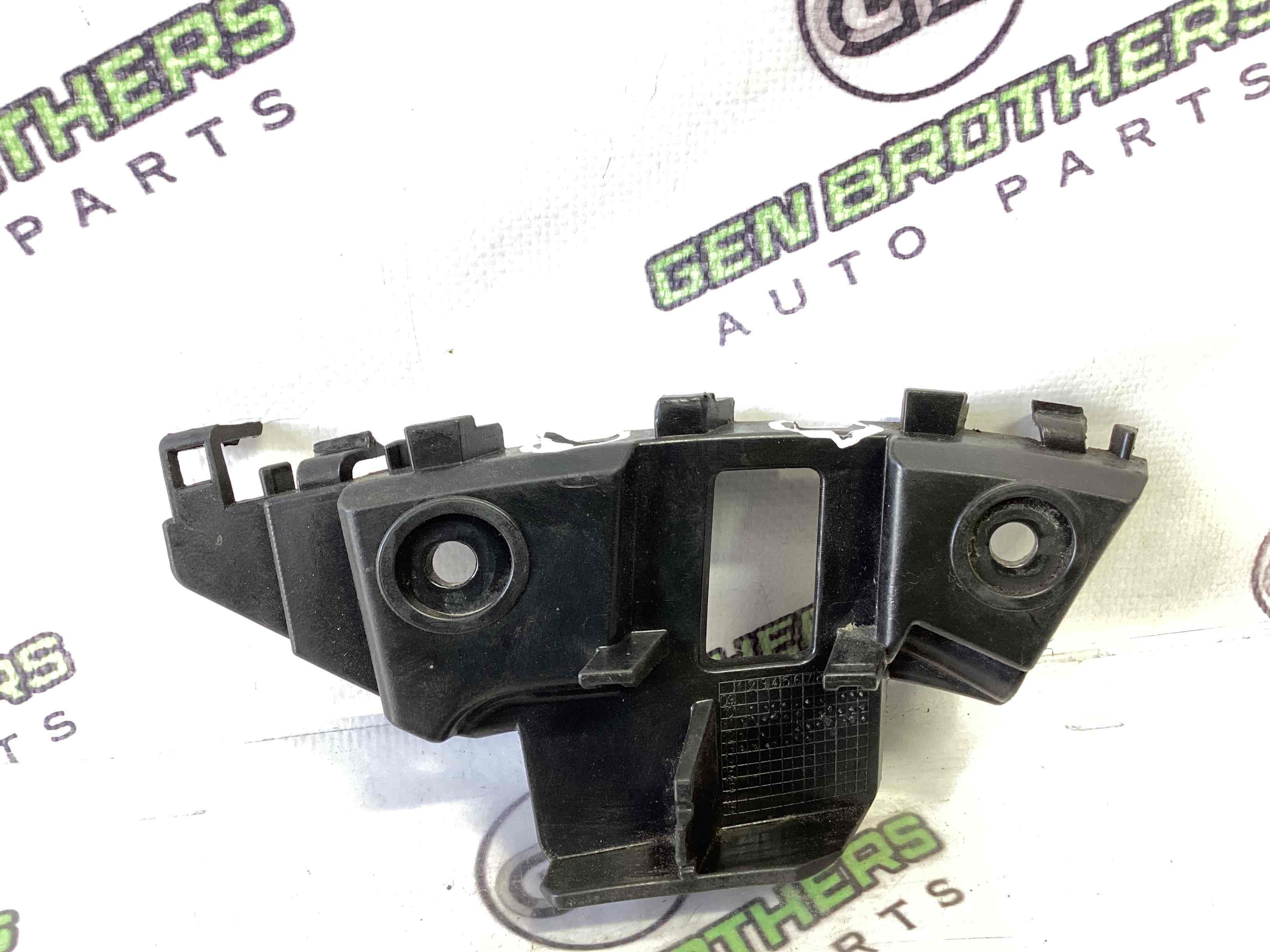 Кріплення переднього бампера праве