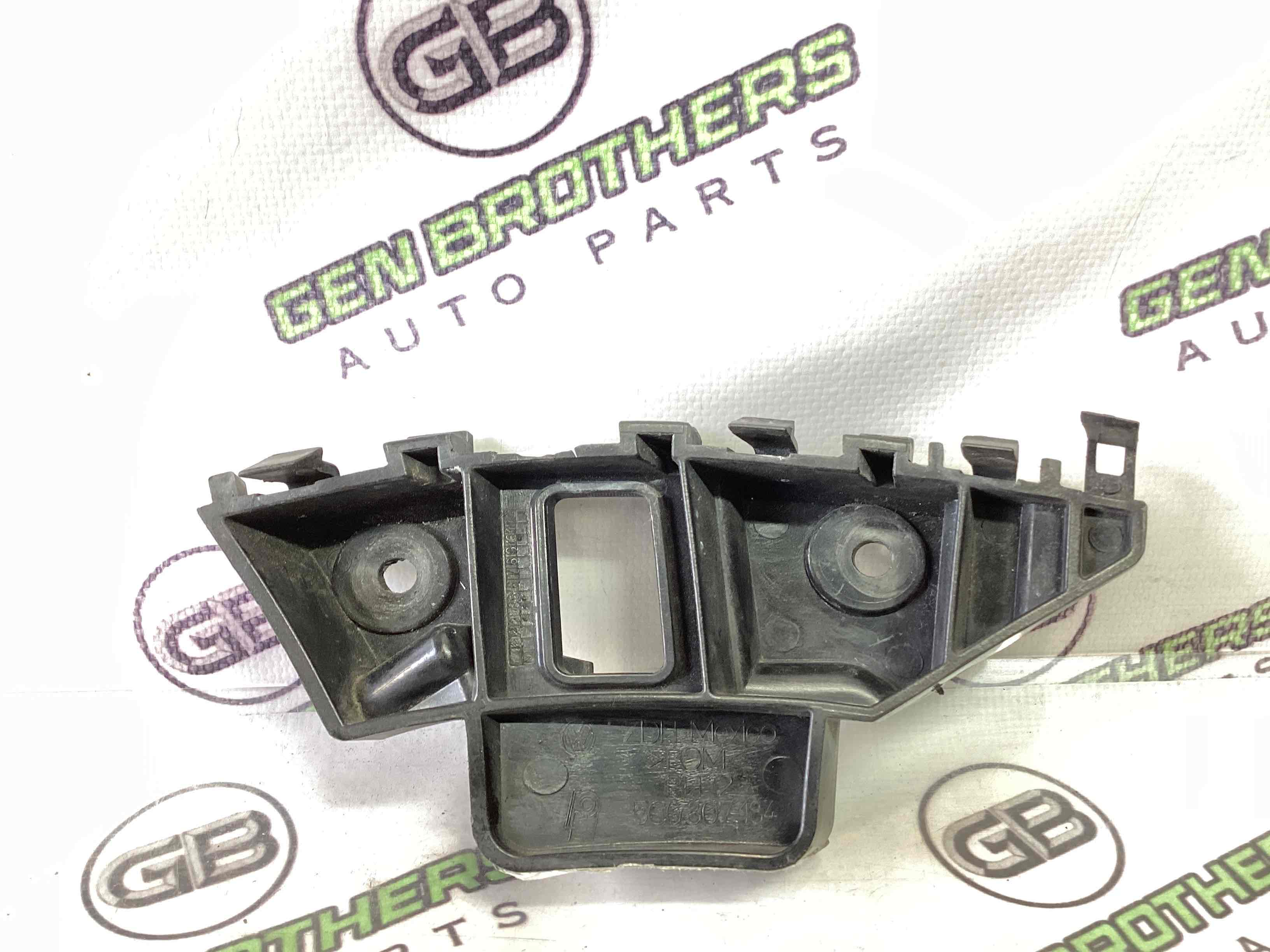 Кріплення переднього бампера праве