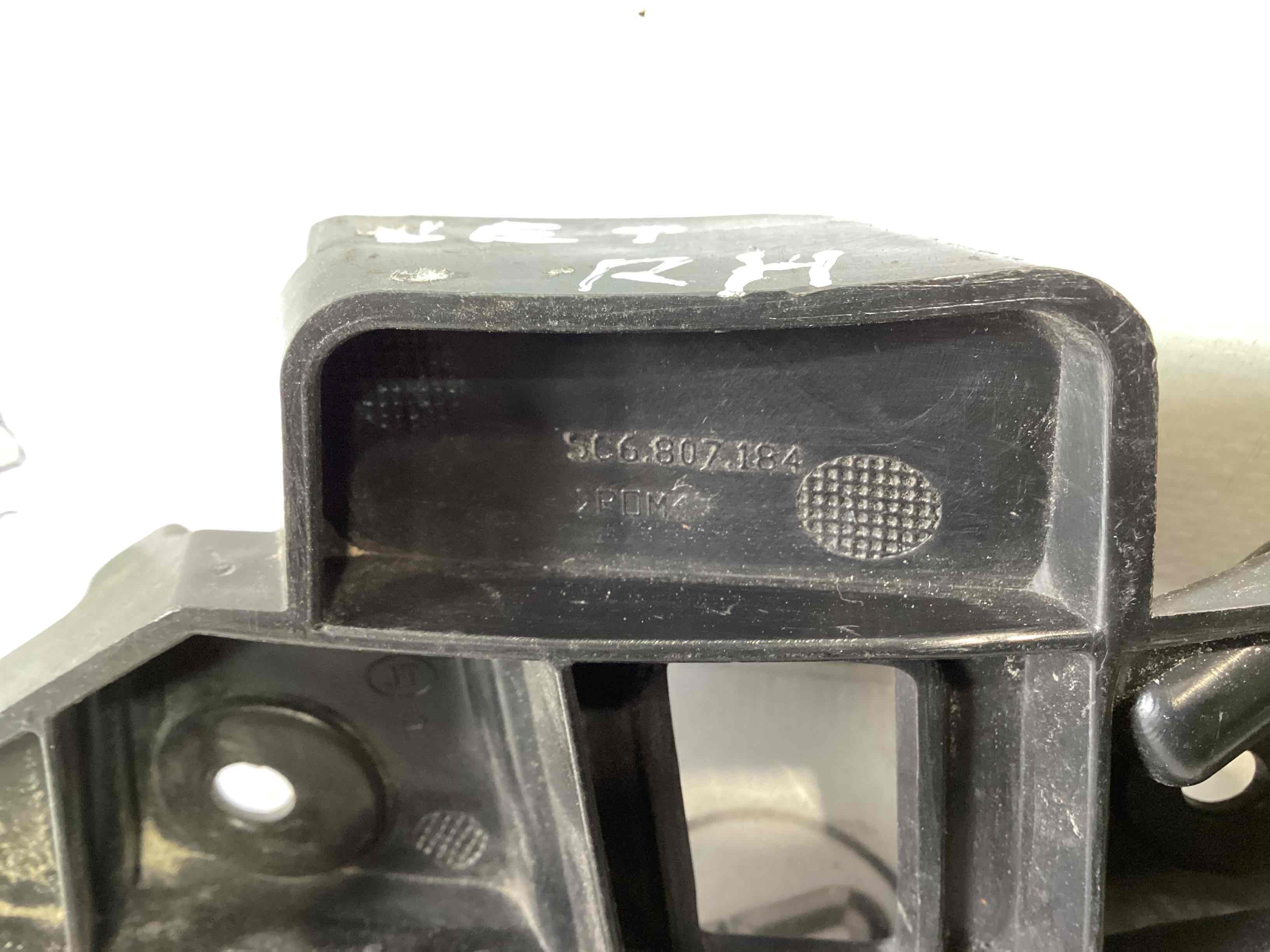 Кріплення переднього бампера праве