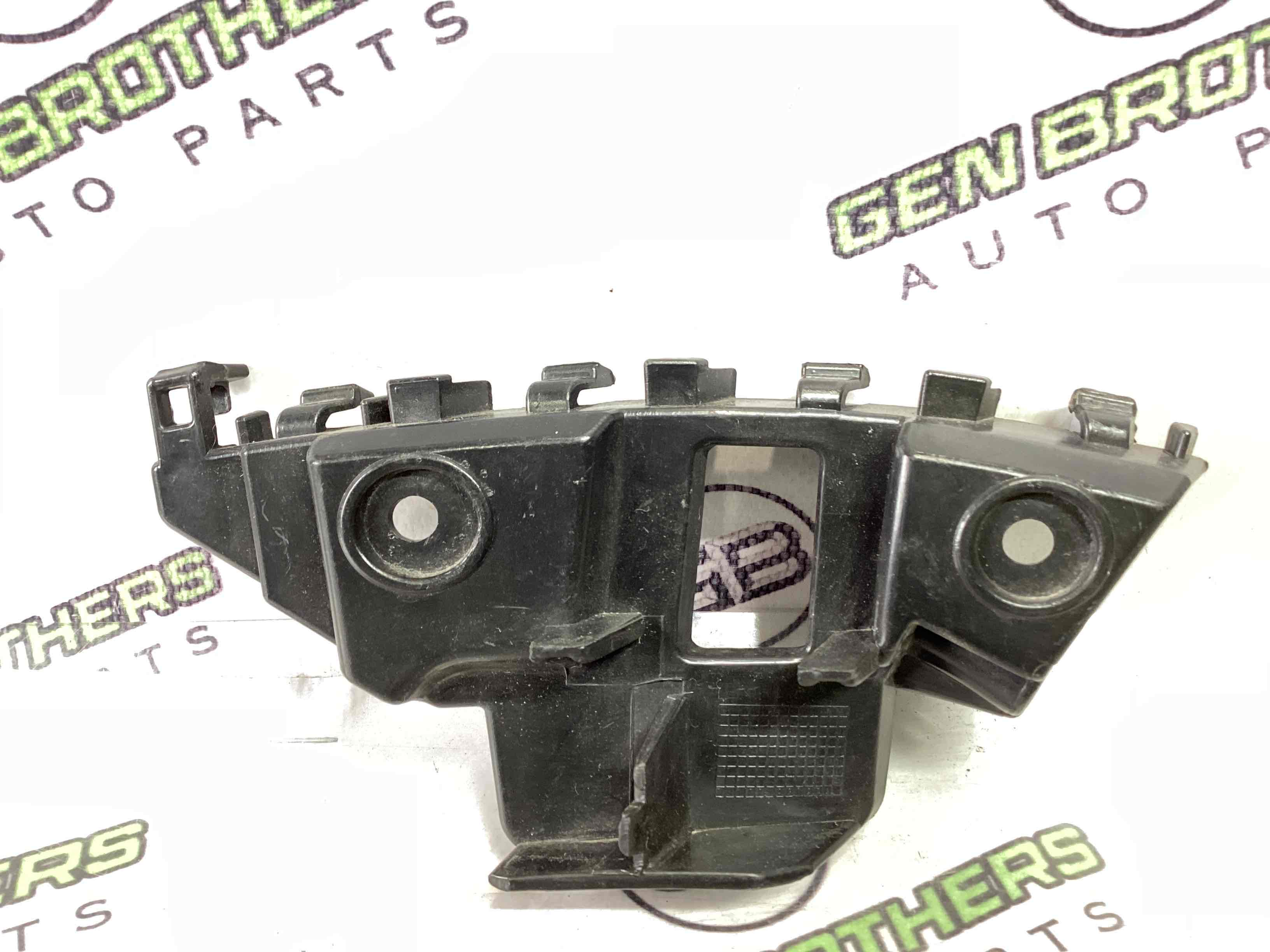 Кріплення переднього бампера праве