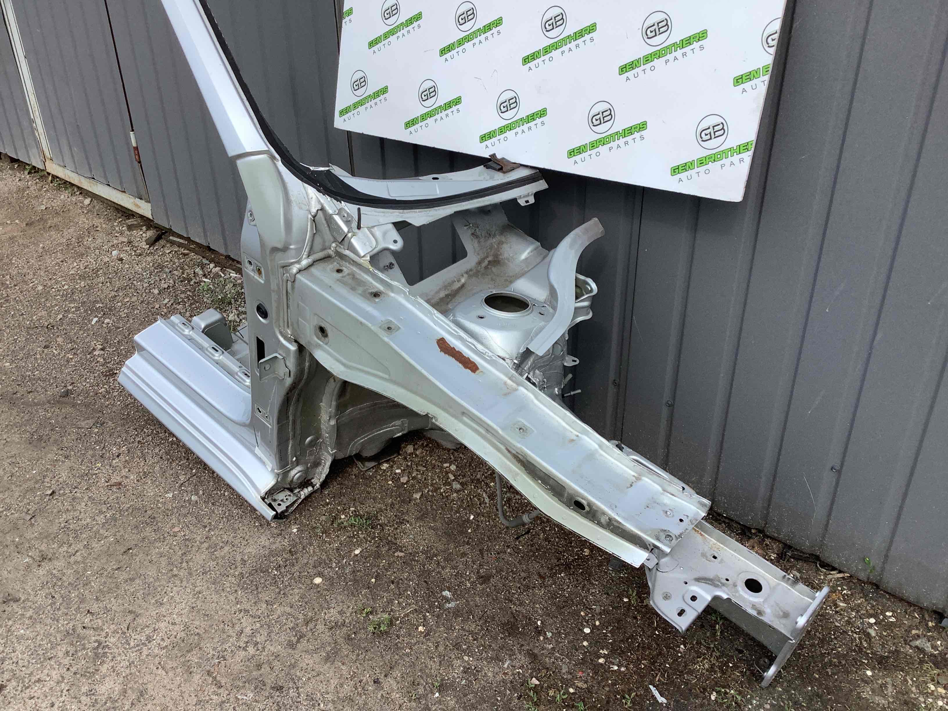 Чверть передня права