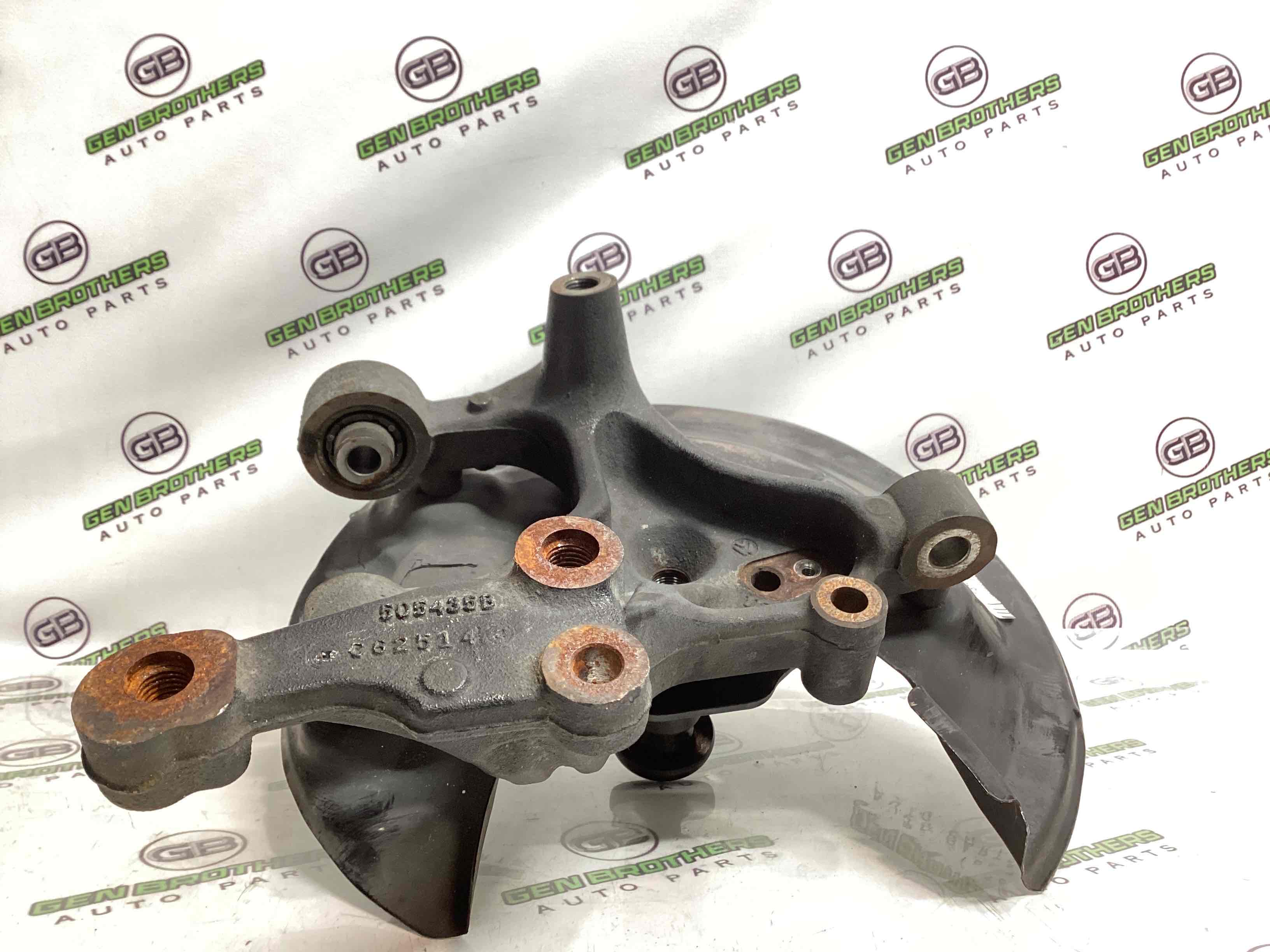 Кулак задній лівий