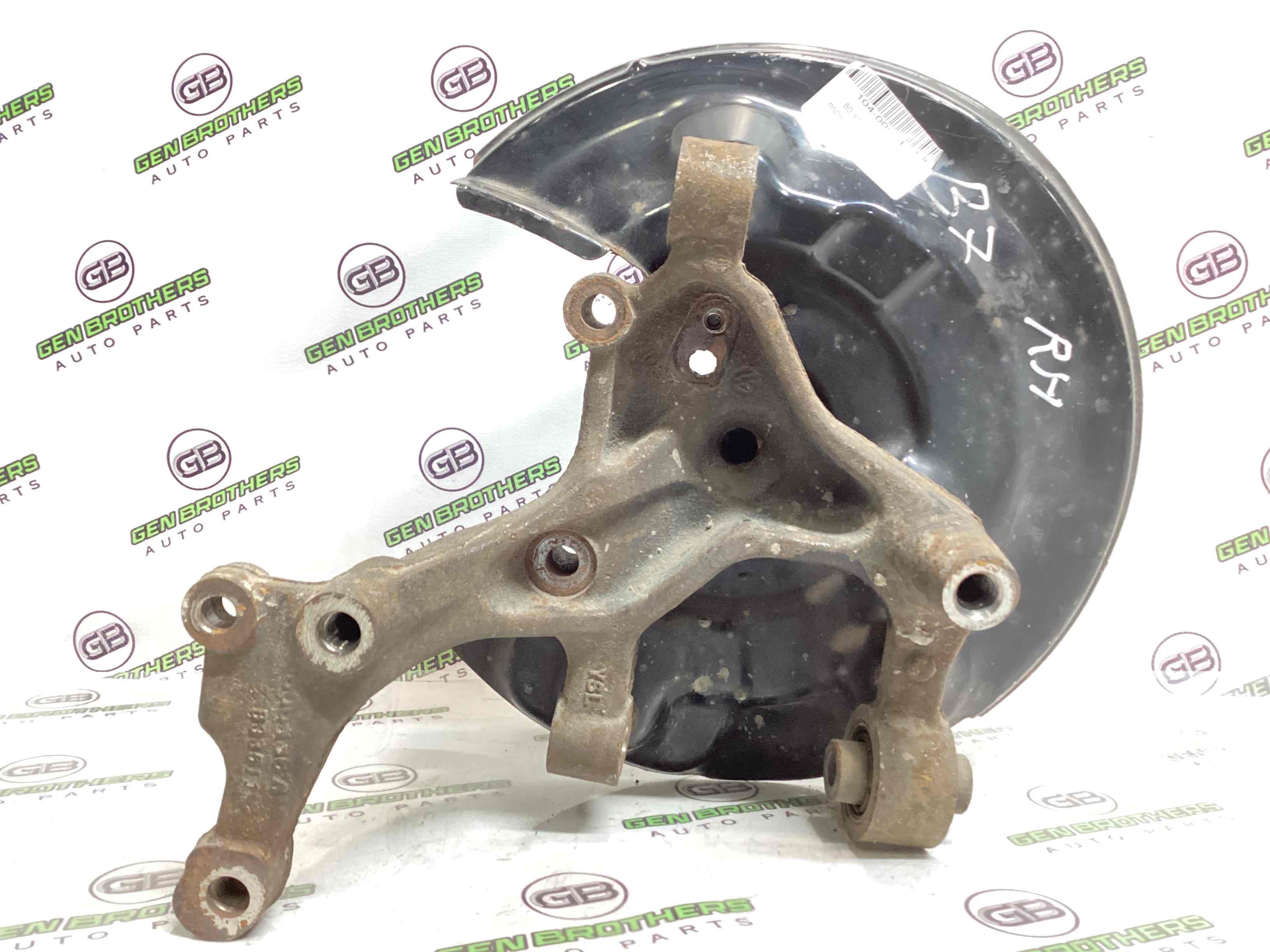 Кулак задній правий