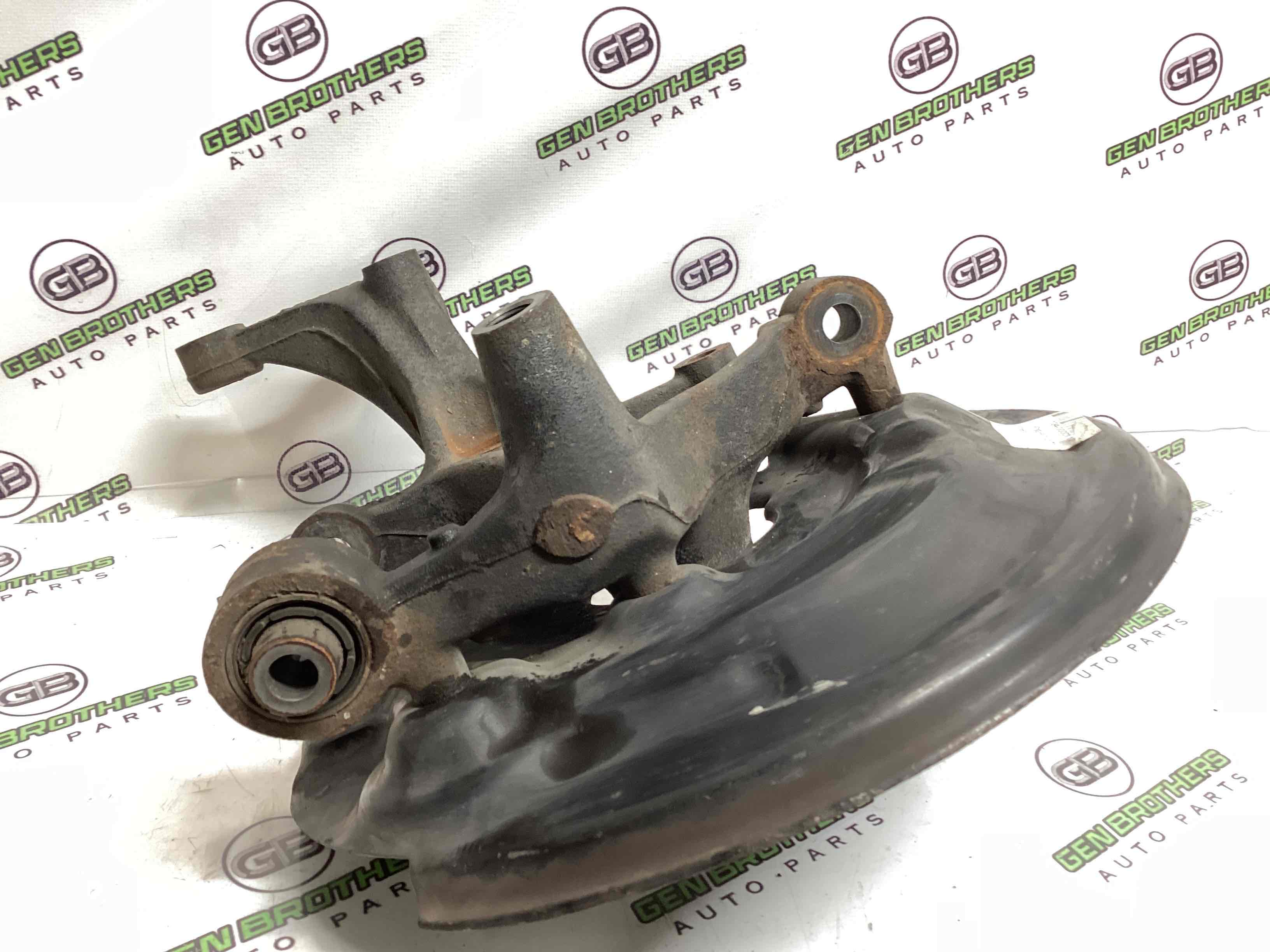 Кулак задній правий