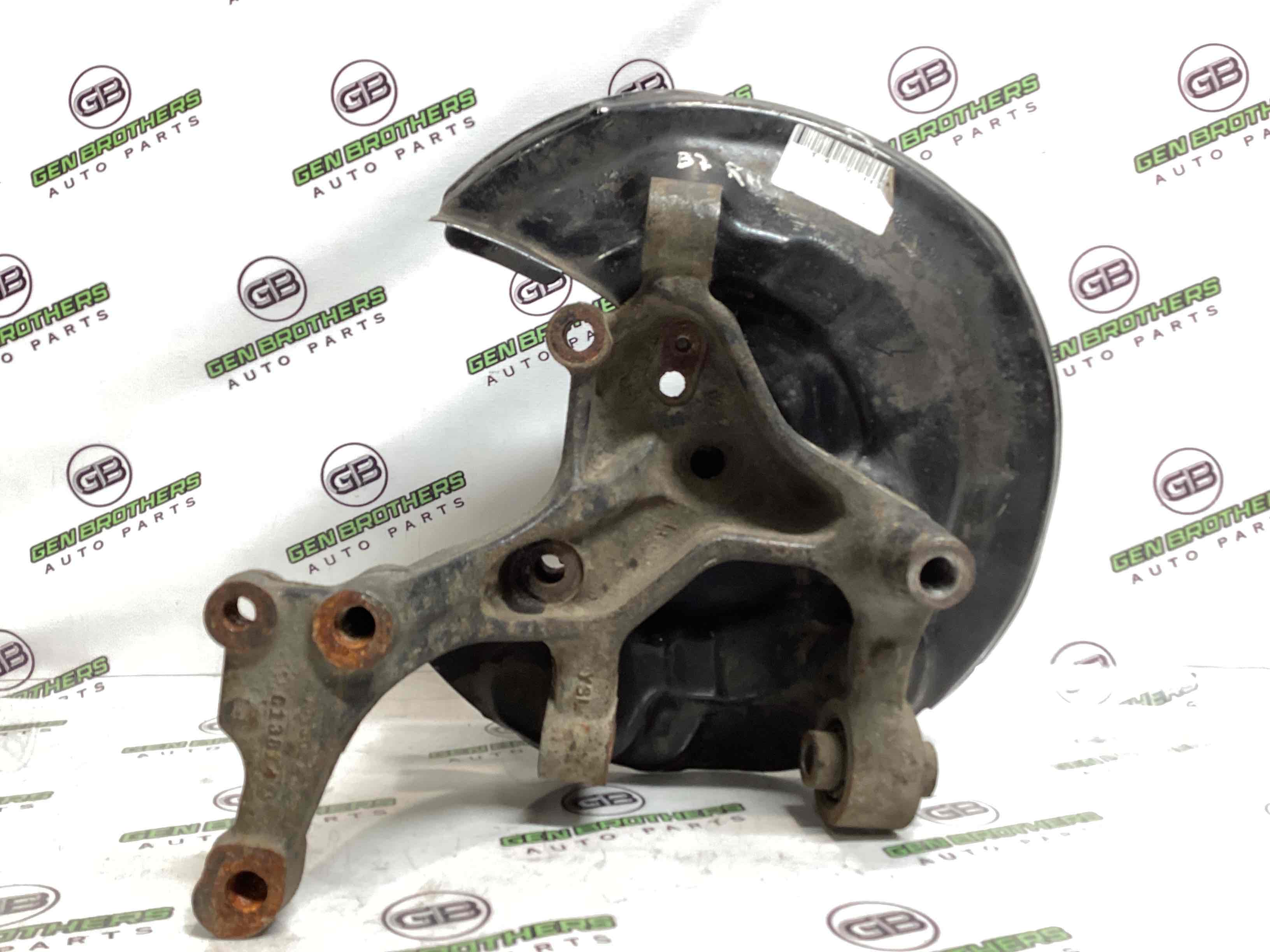 Кулак задній правий