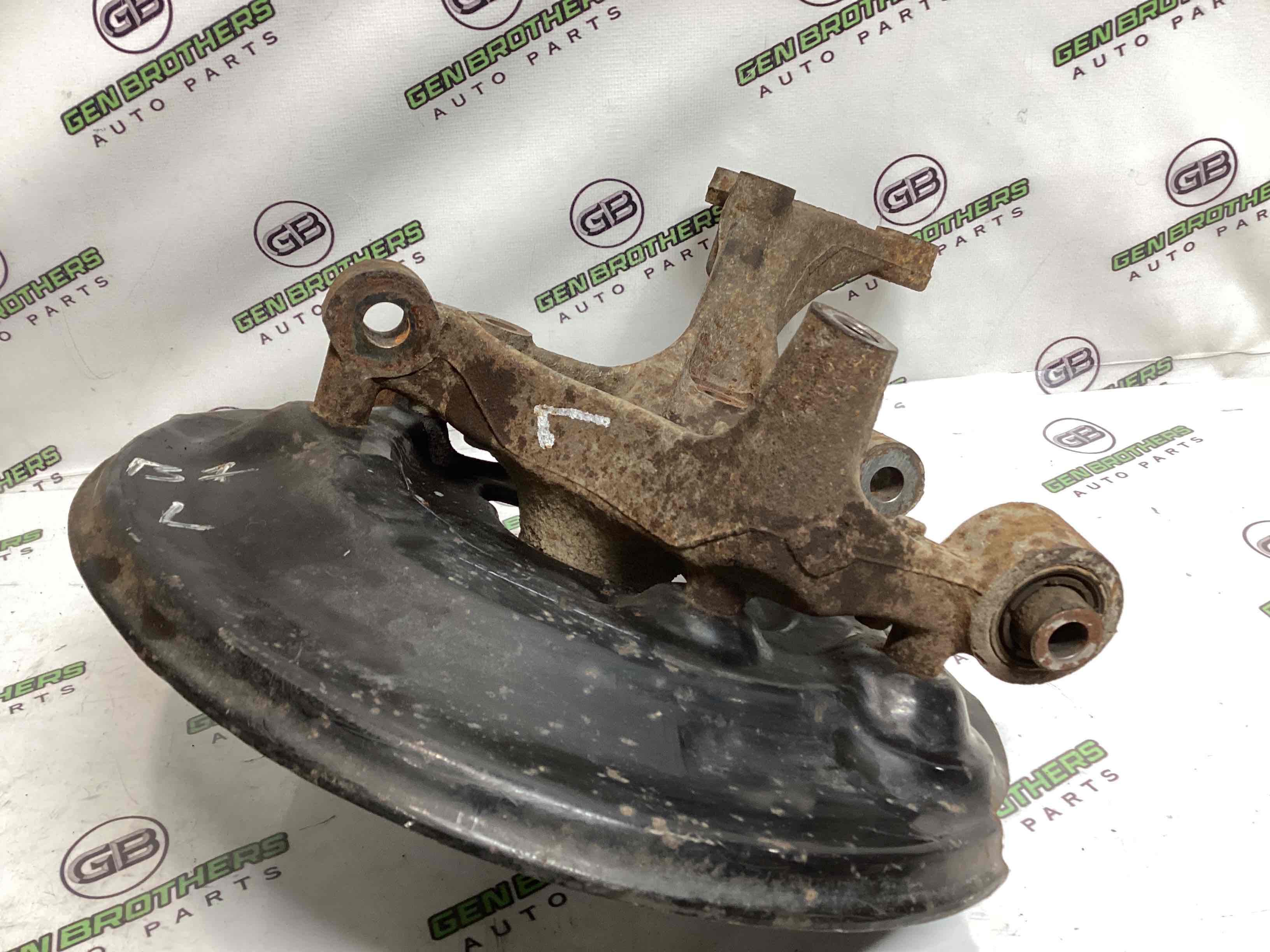 Кулак задній лівий