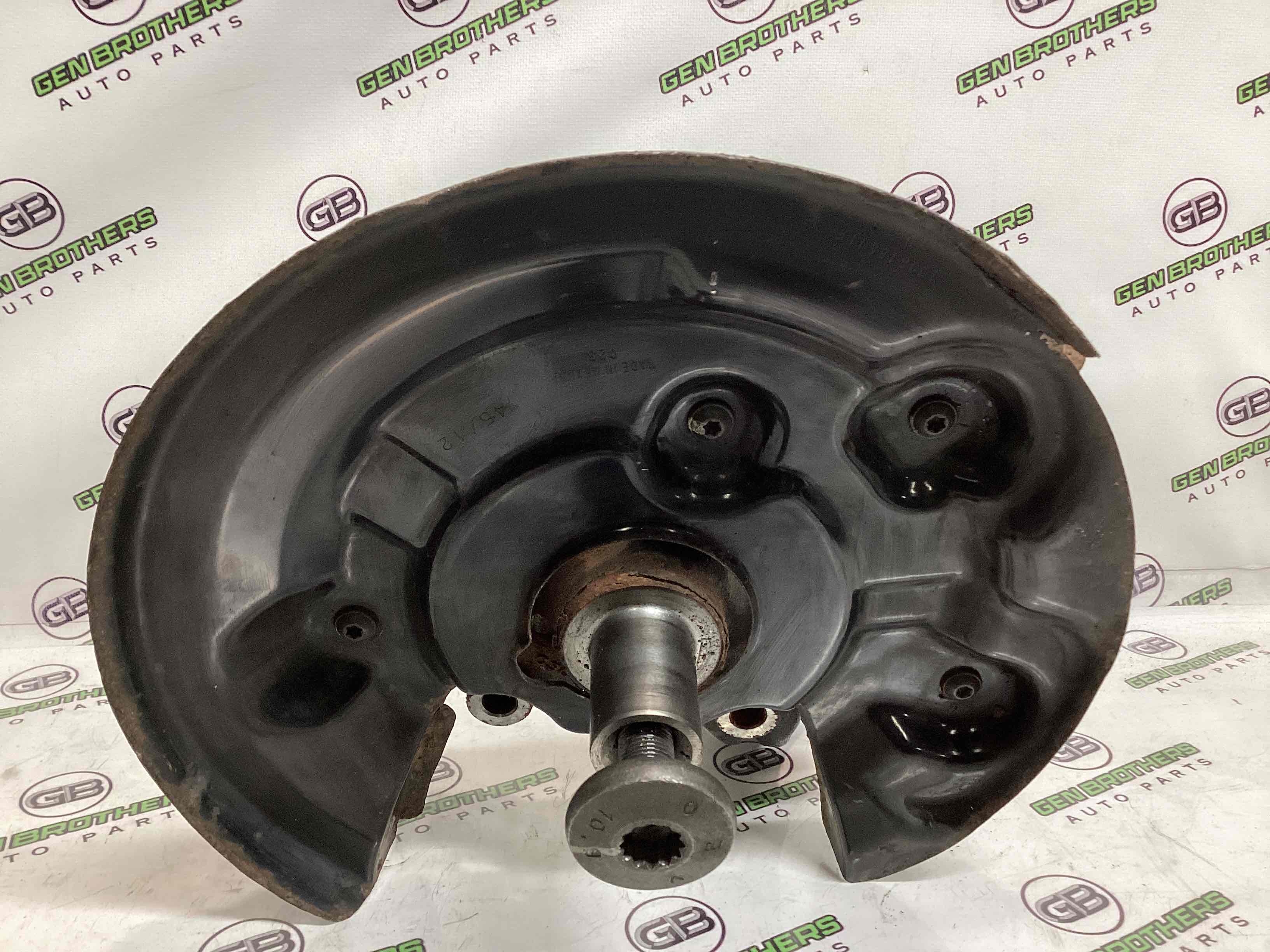 Кулак задній лівий