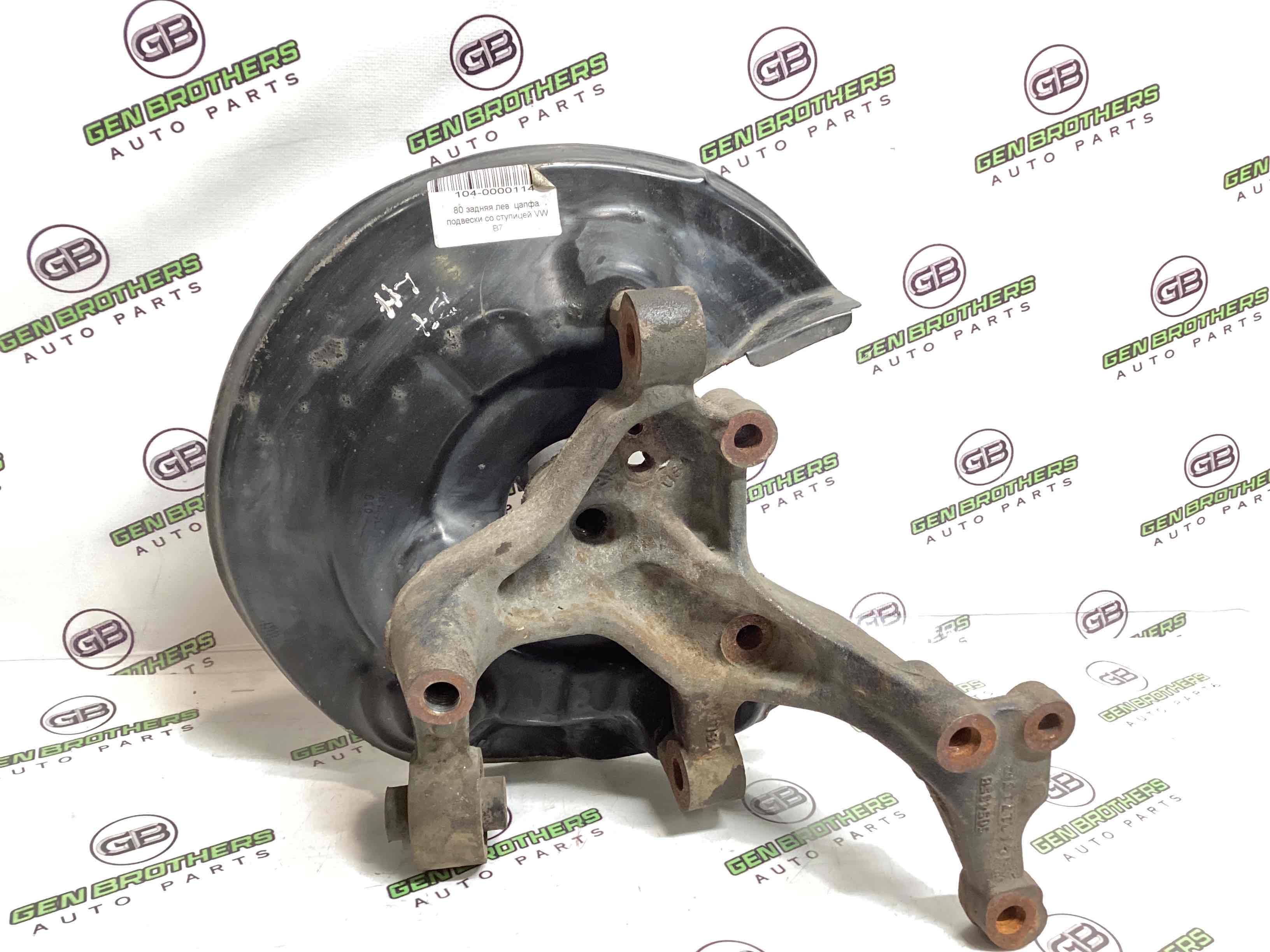 Кулак задній лівий