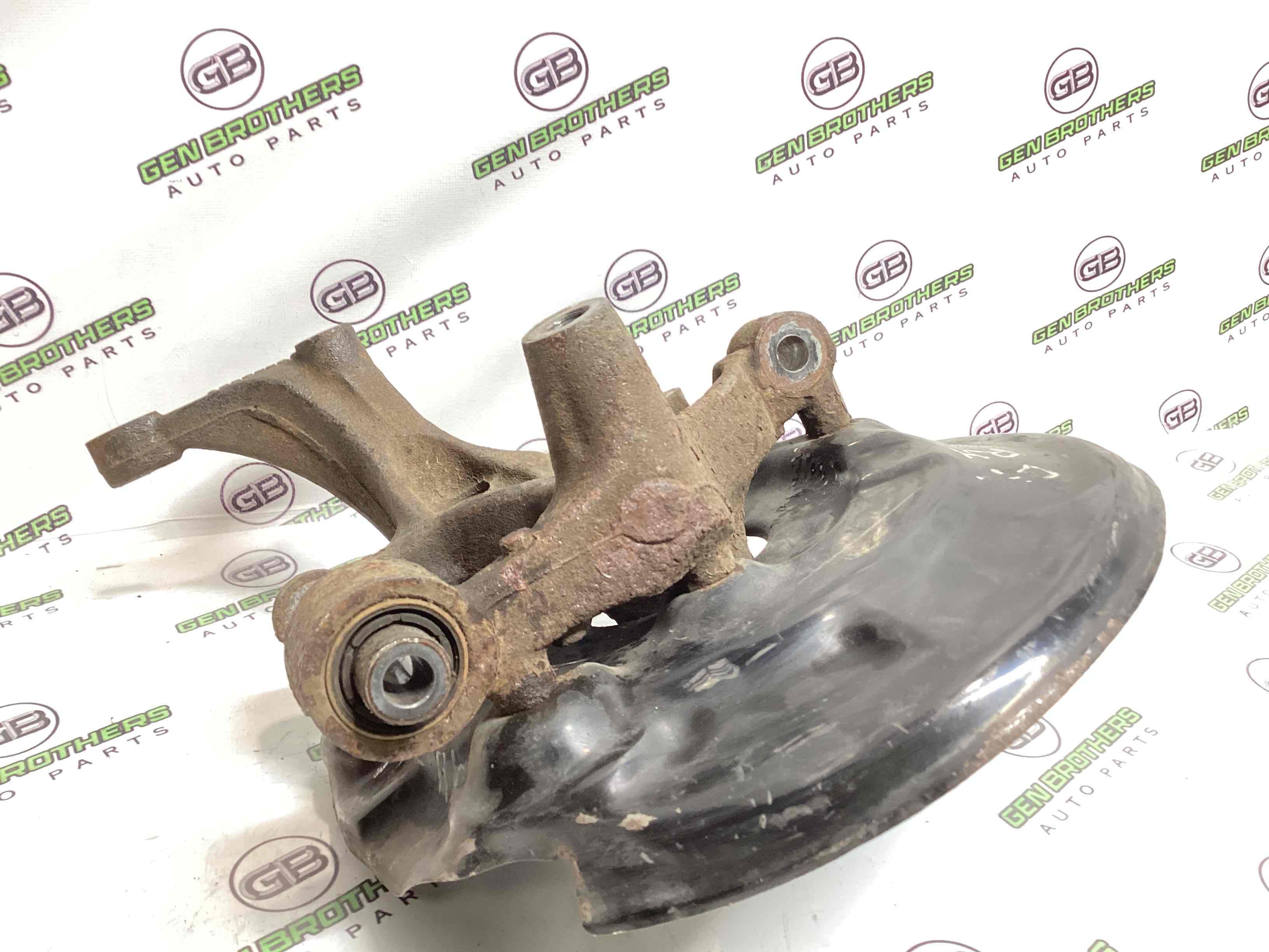 Кулак задній правий