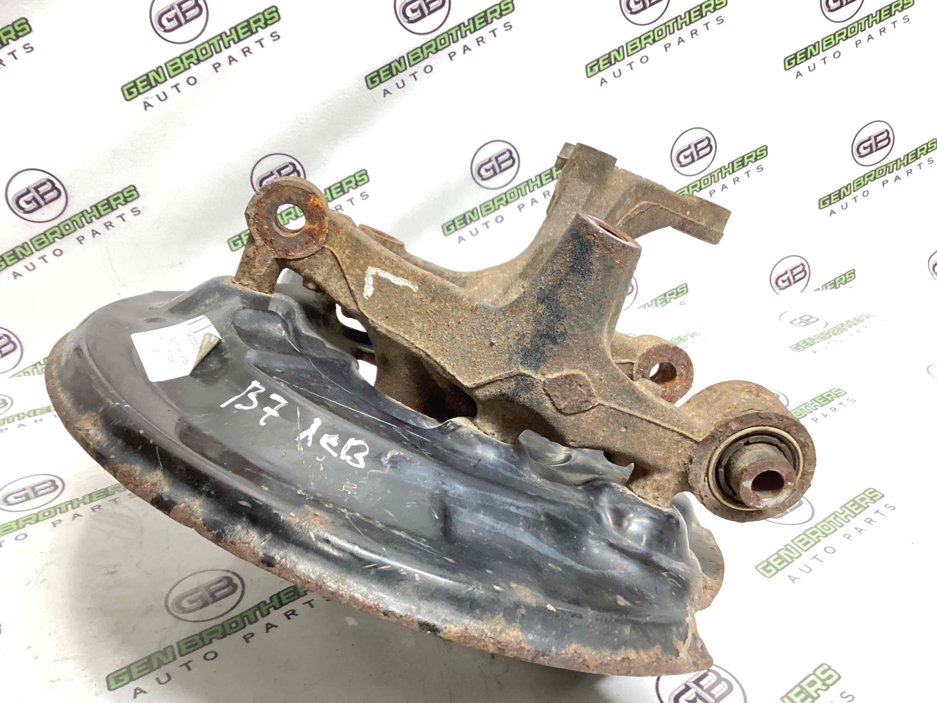 Кулак задній лівий