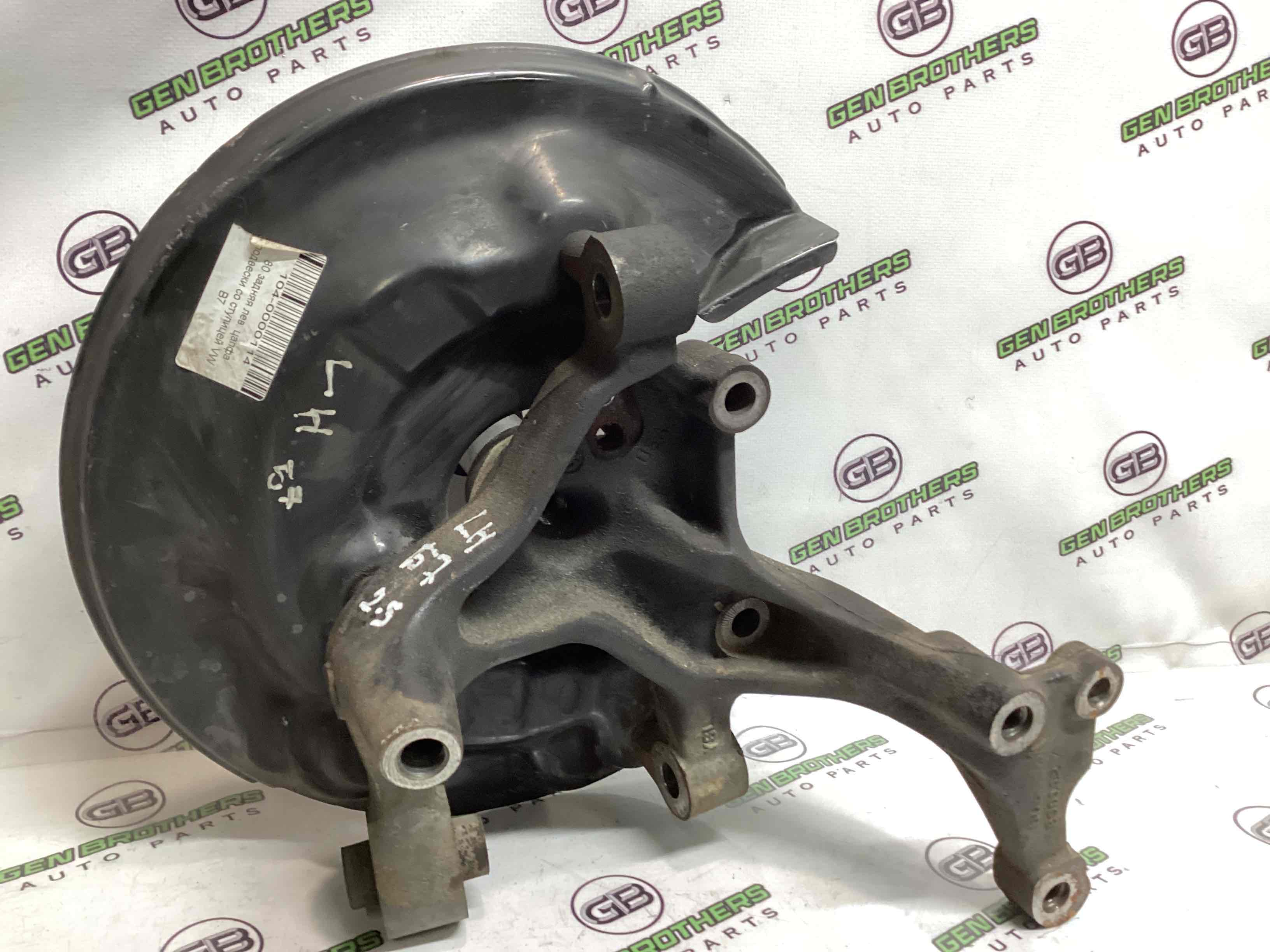 Кулак задній лівий