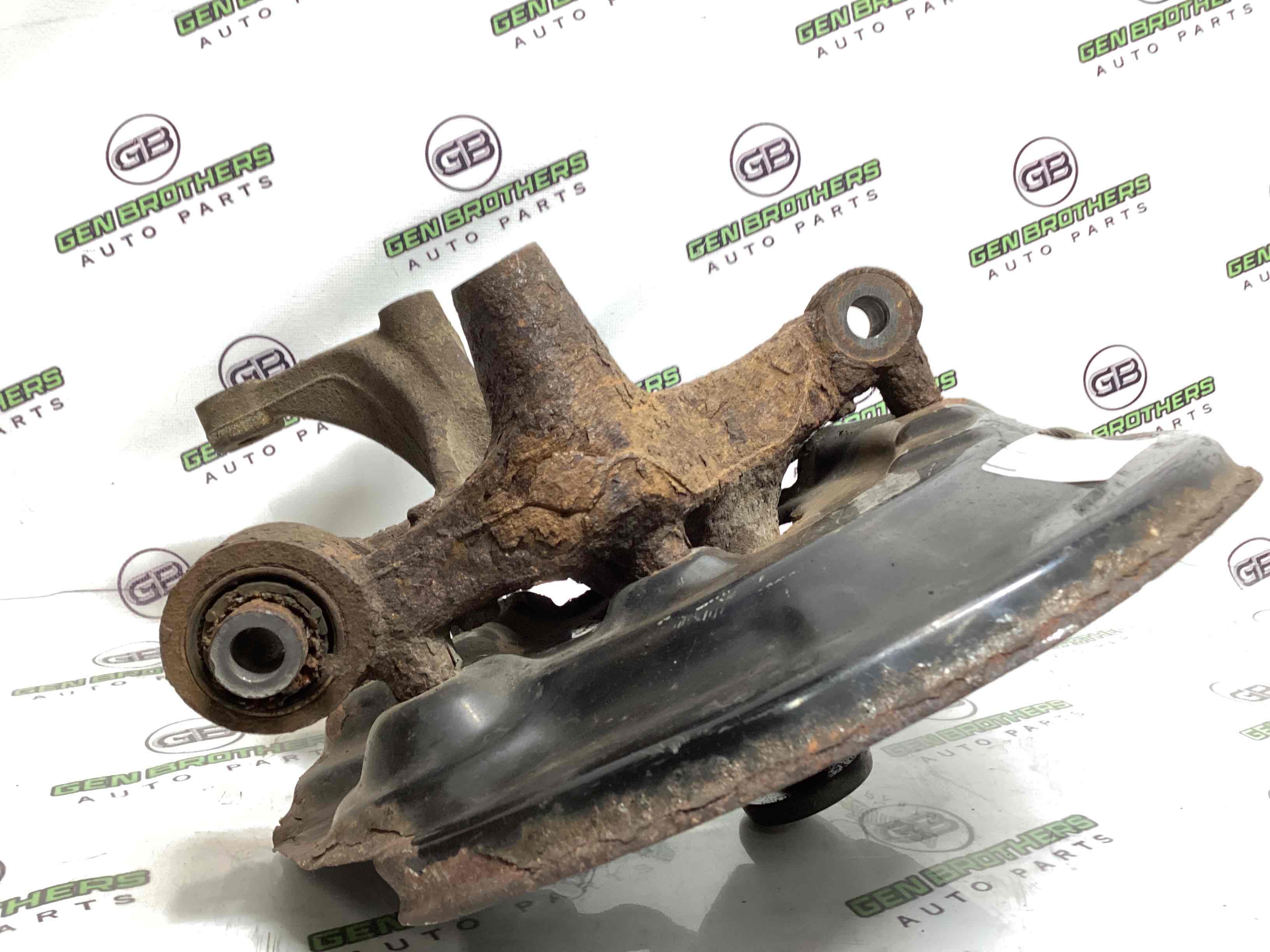 Кулак задній правий