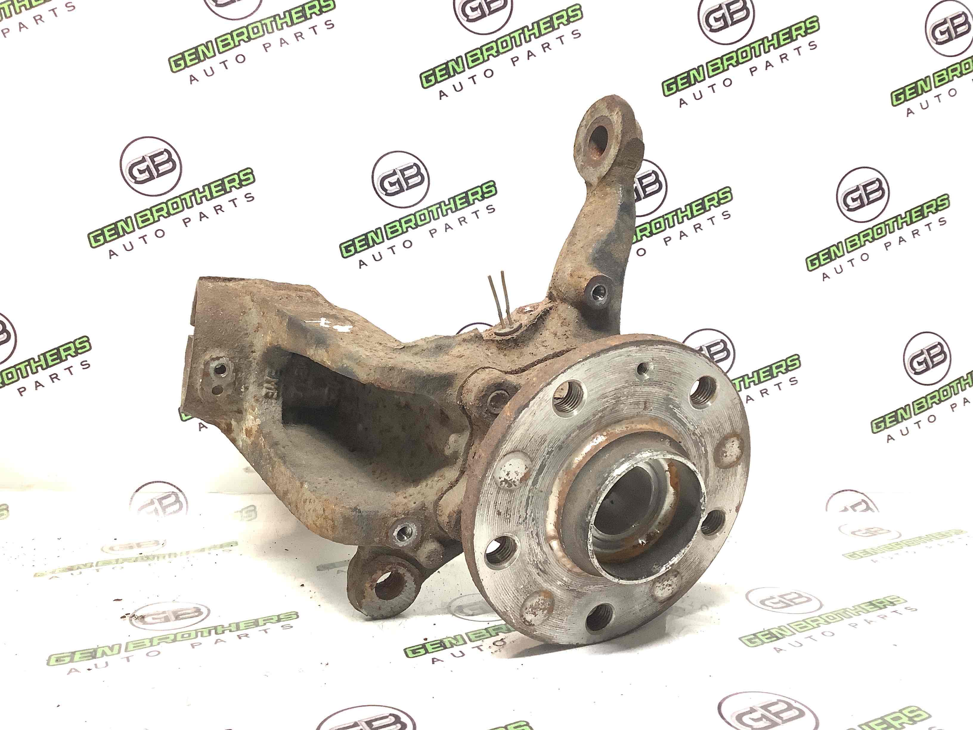 Кулак поворотний лівий