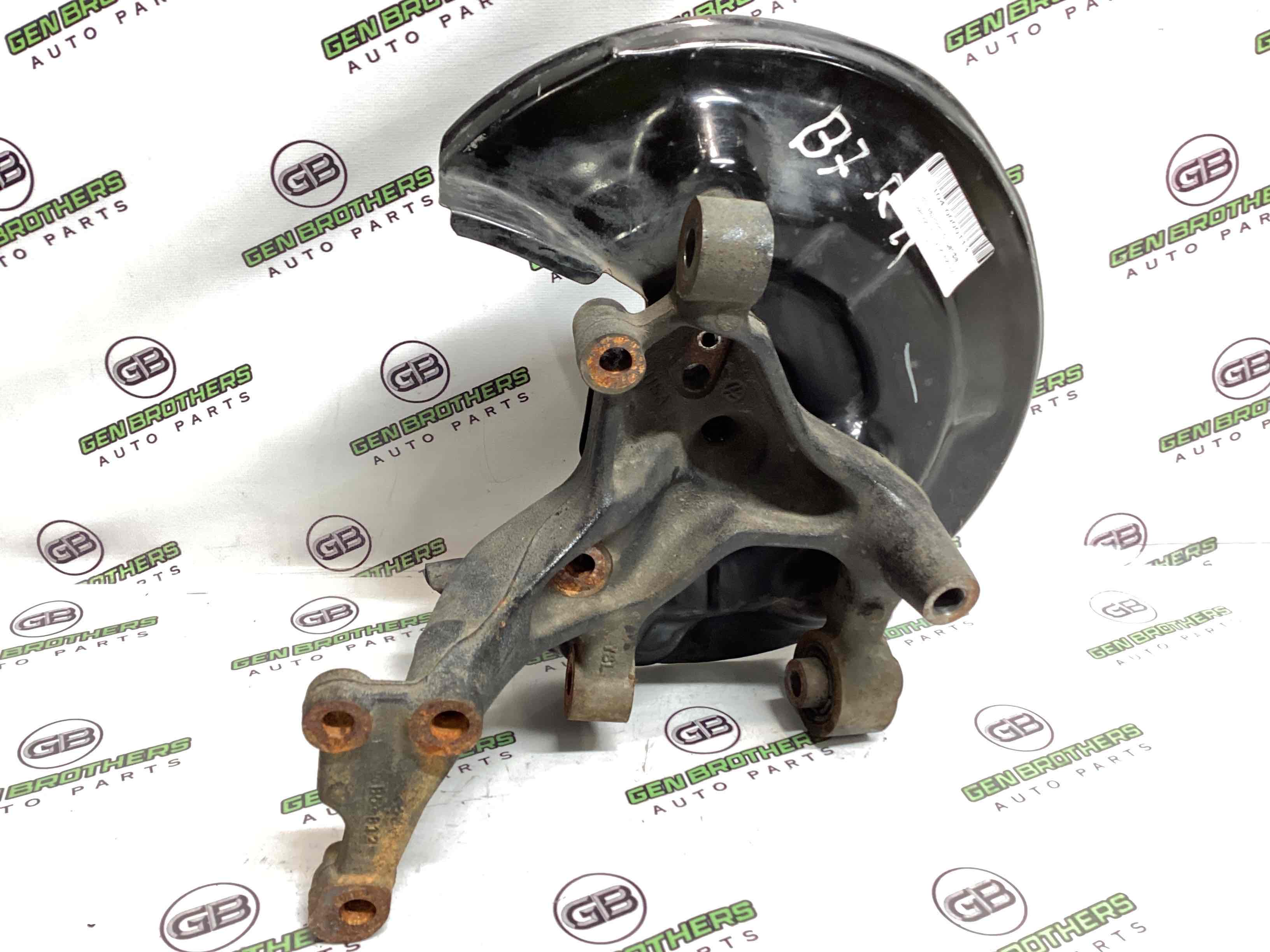 Кулак задній правий