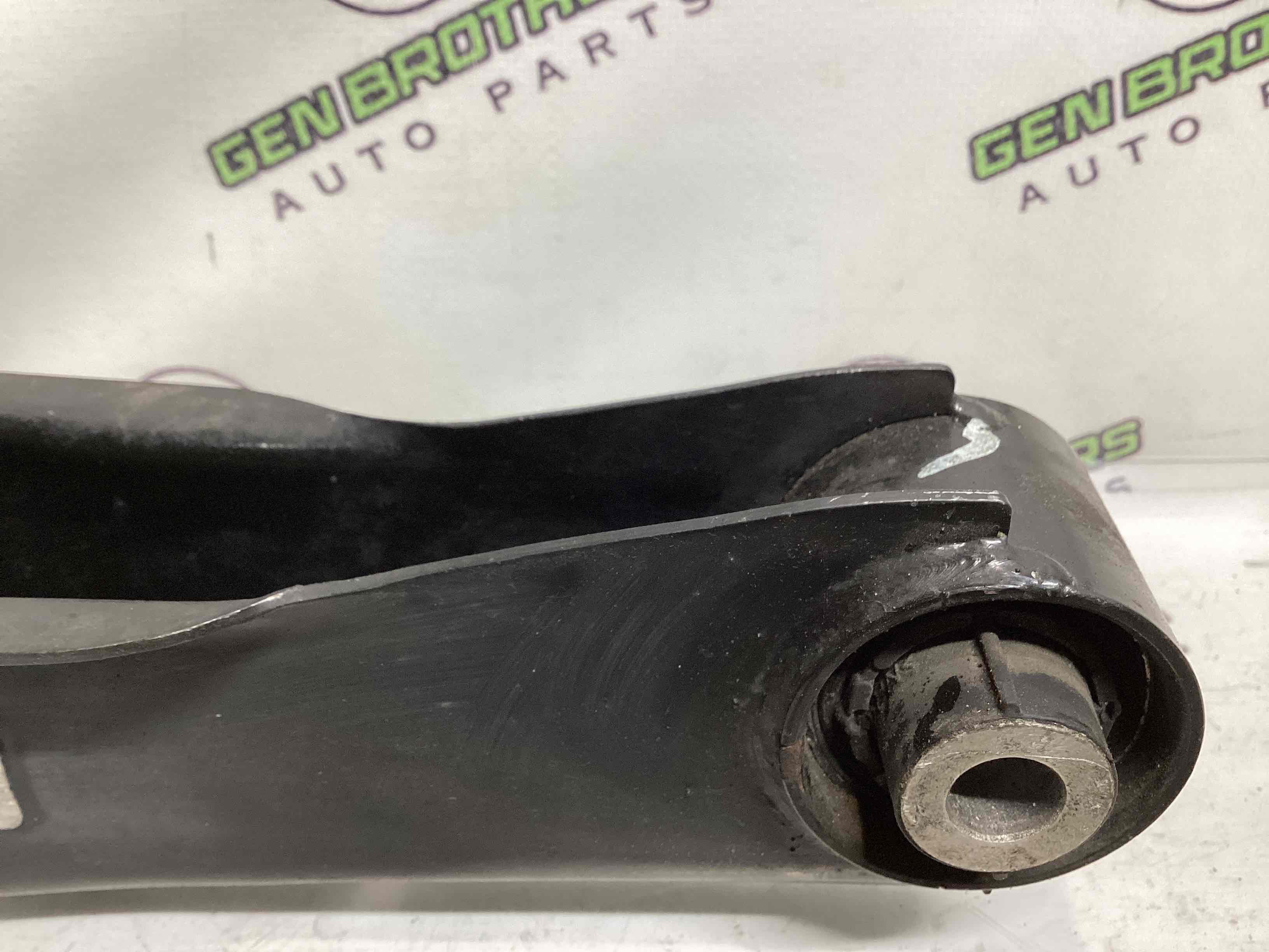 Важіль задній лівий