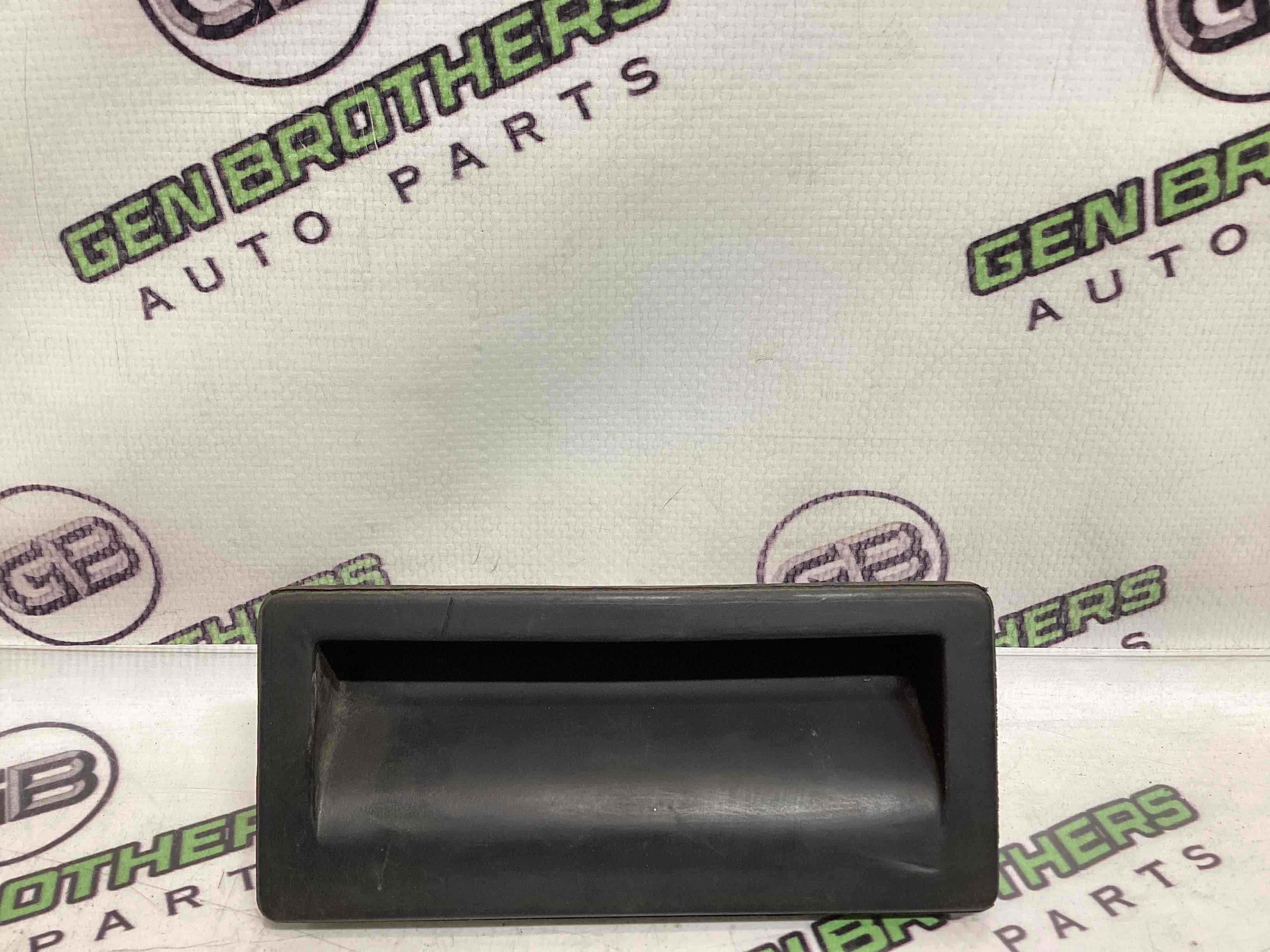 Кнопка відкриття багажника