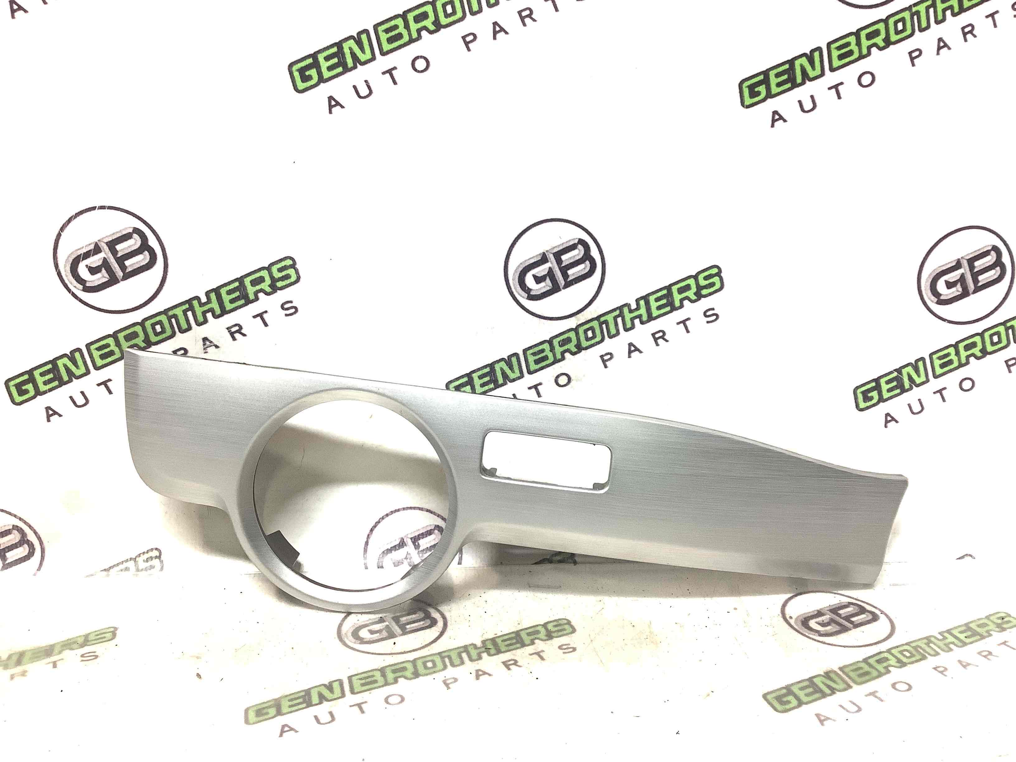 Обшивка панелі приладів торпедо