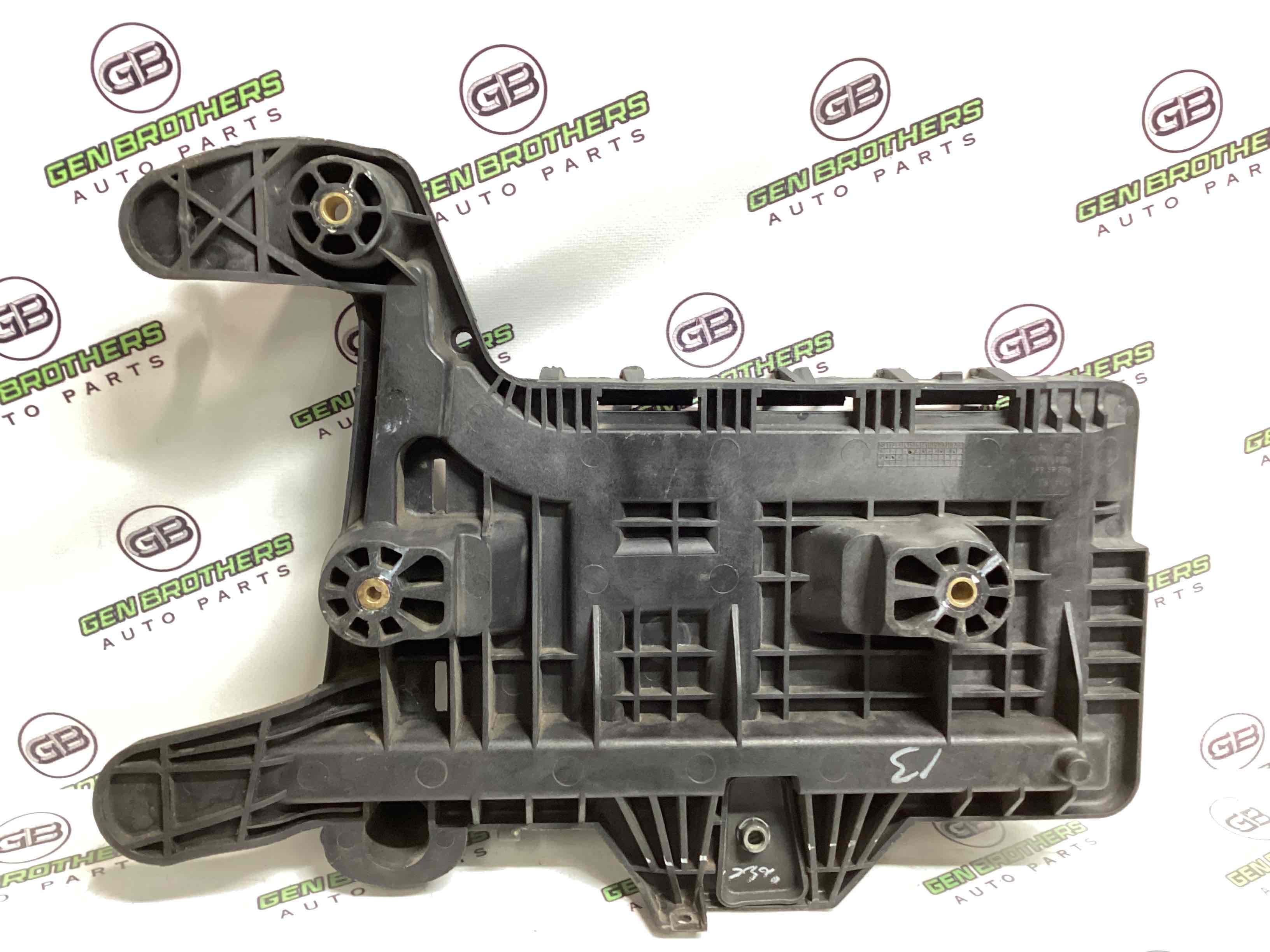 Полиця акумулятора, кришка, кріплення майданчик АКБ