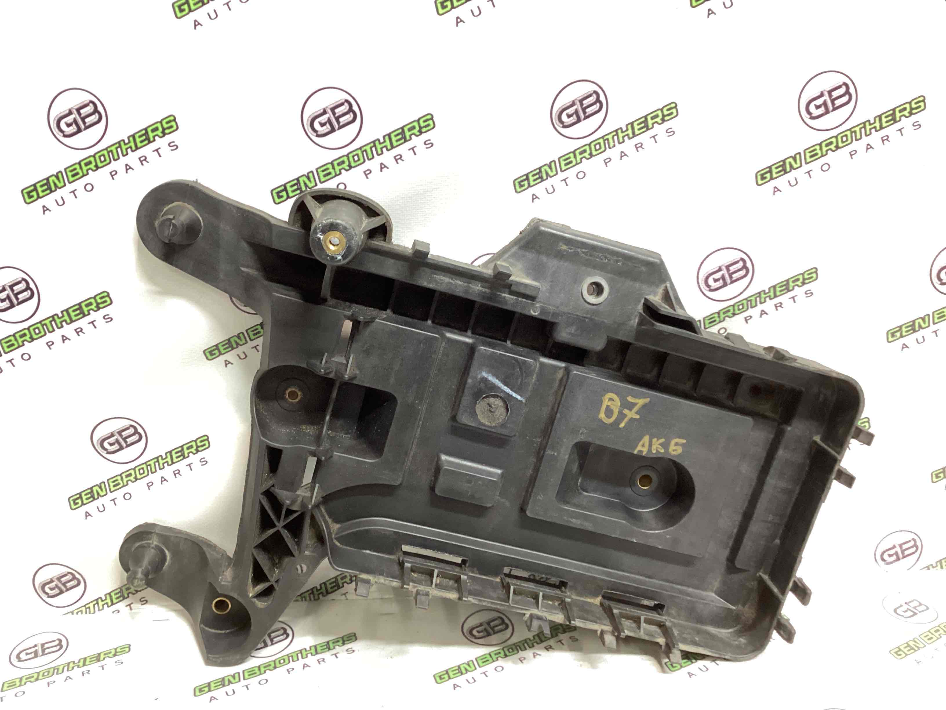 Полиця акумулятора, кришка, кріплення майданчик АКБ