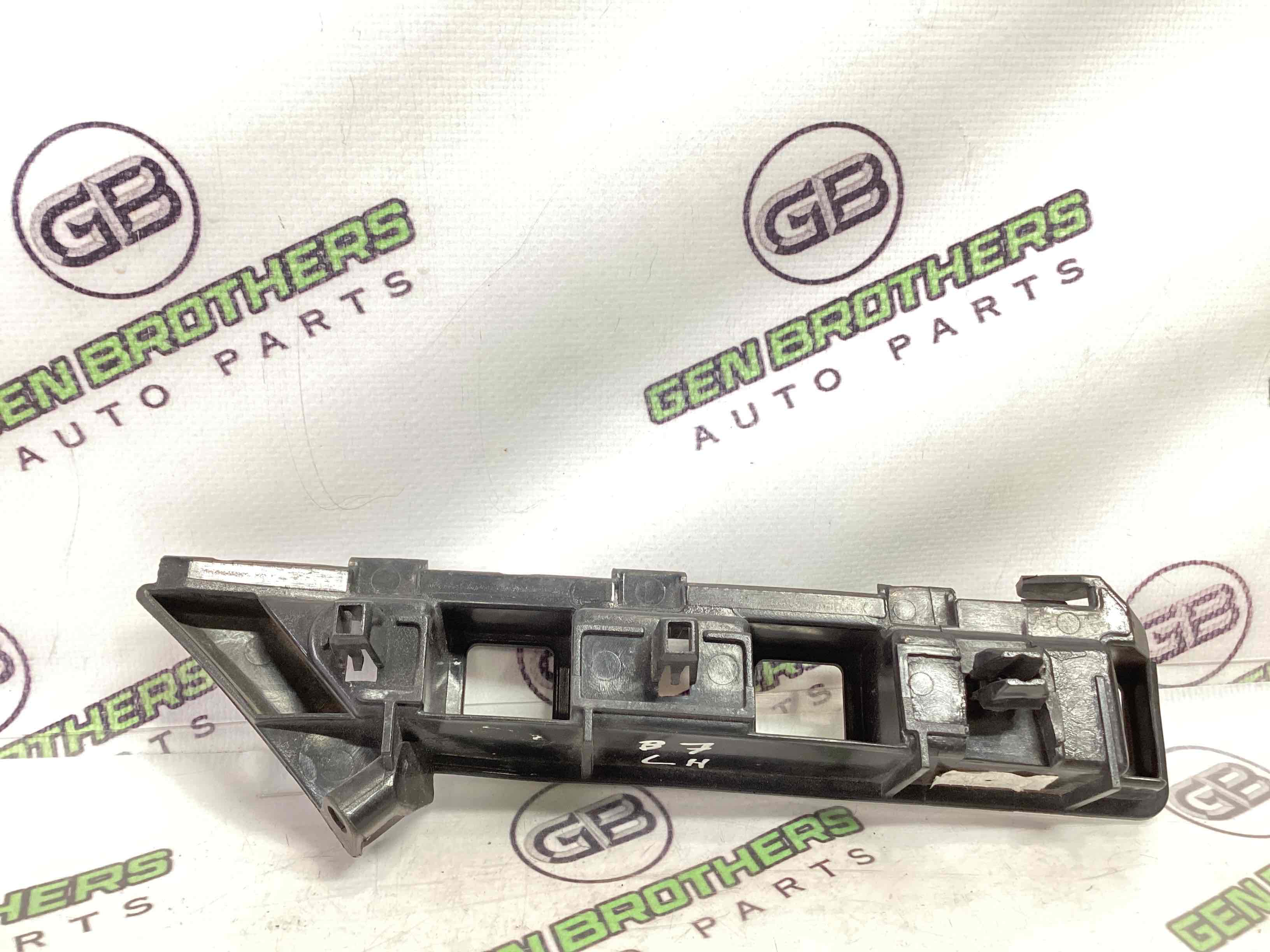 Кріплення переднього бампера ліве