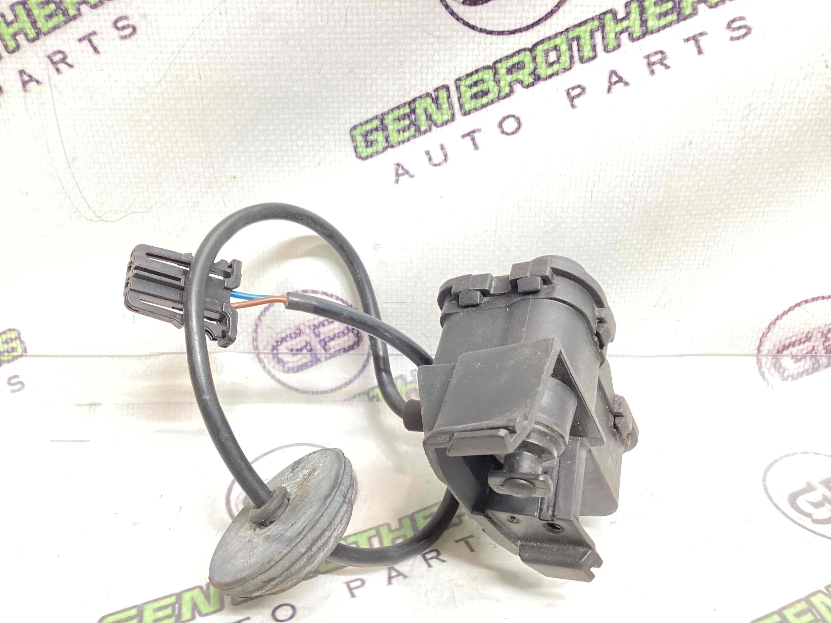 Замок лючка бензобака