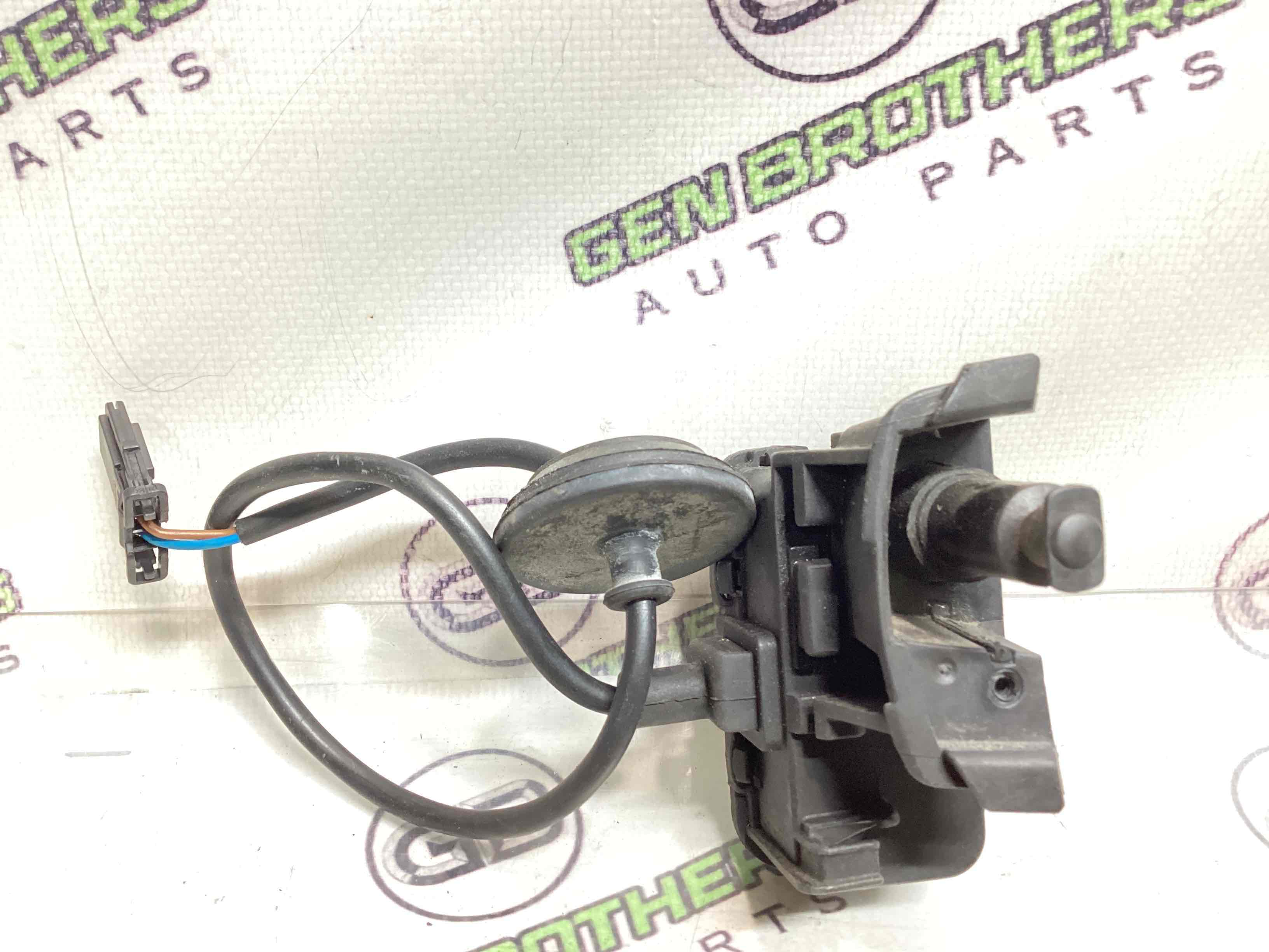 Замок лючка бензобака