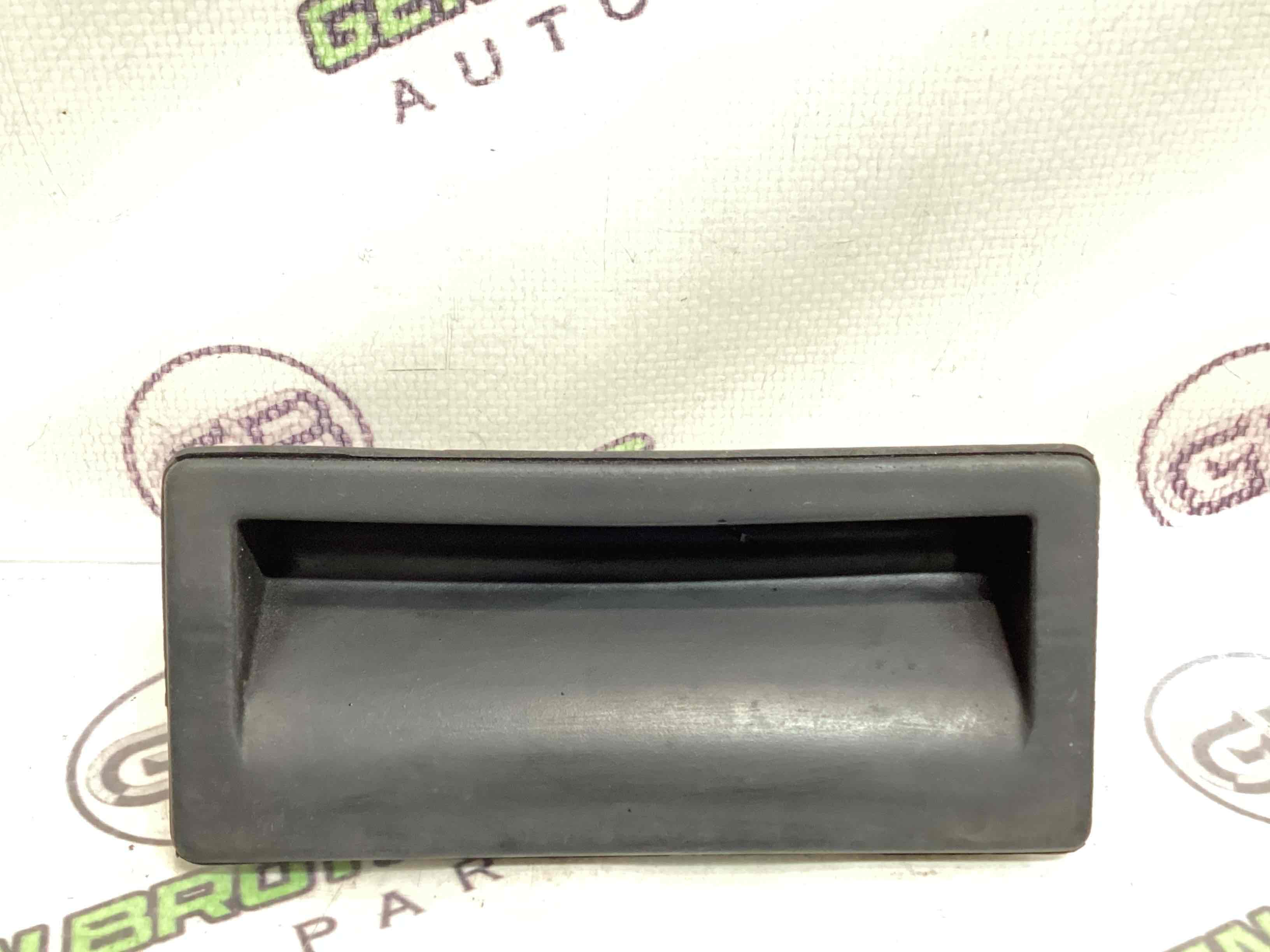 Кнопка відкриття багажника