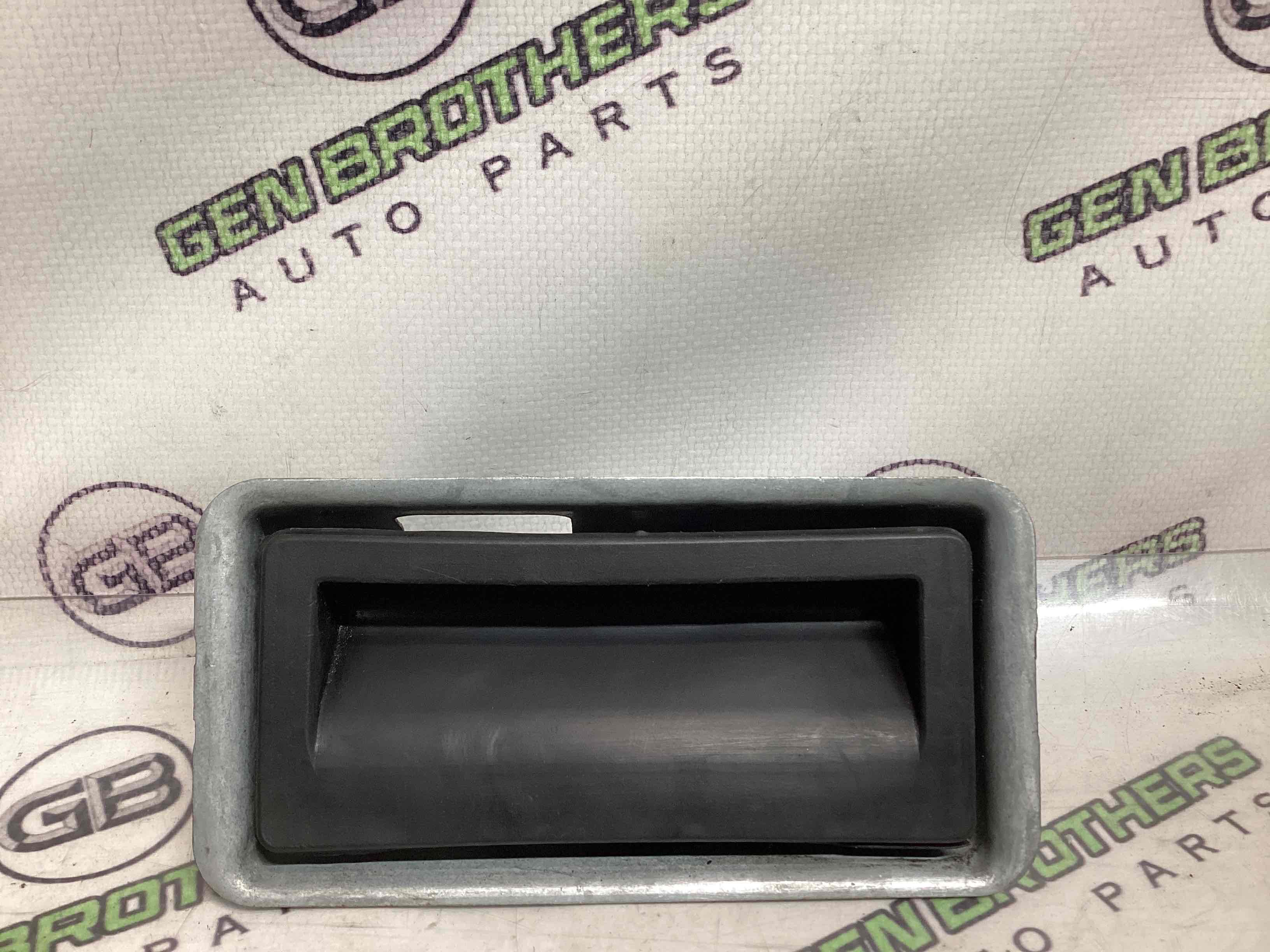 Кнопка відкриття багажника