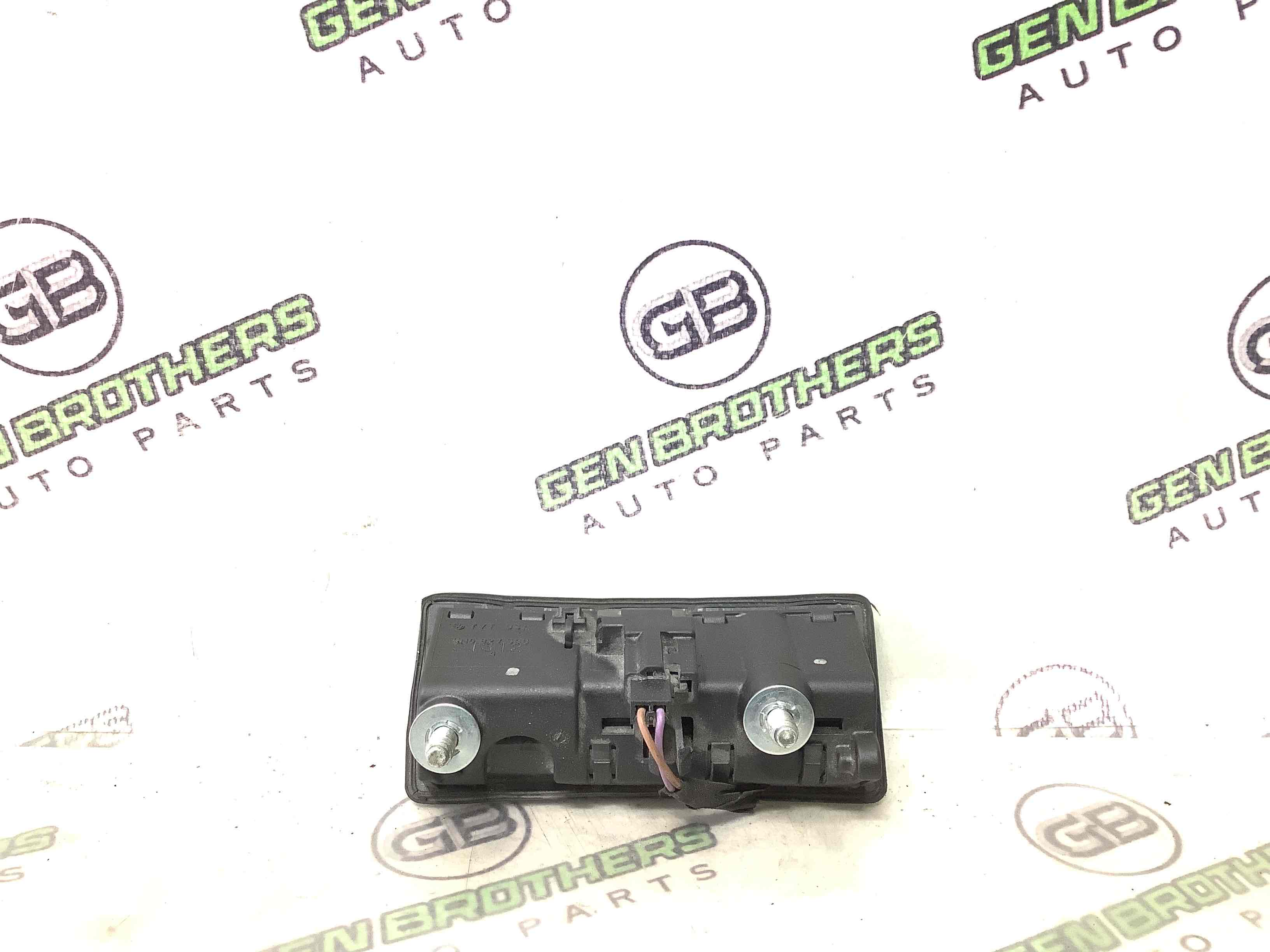 Кнопка відкриття багажника