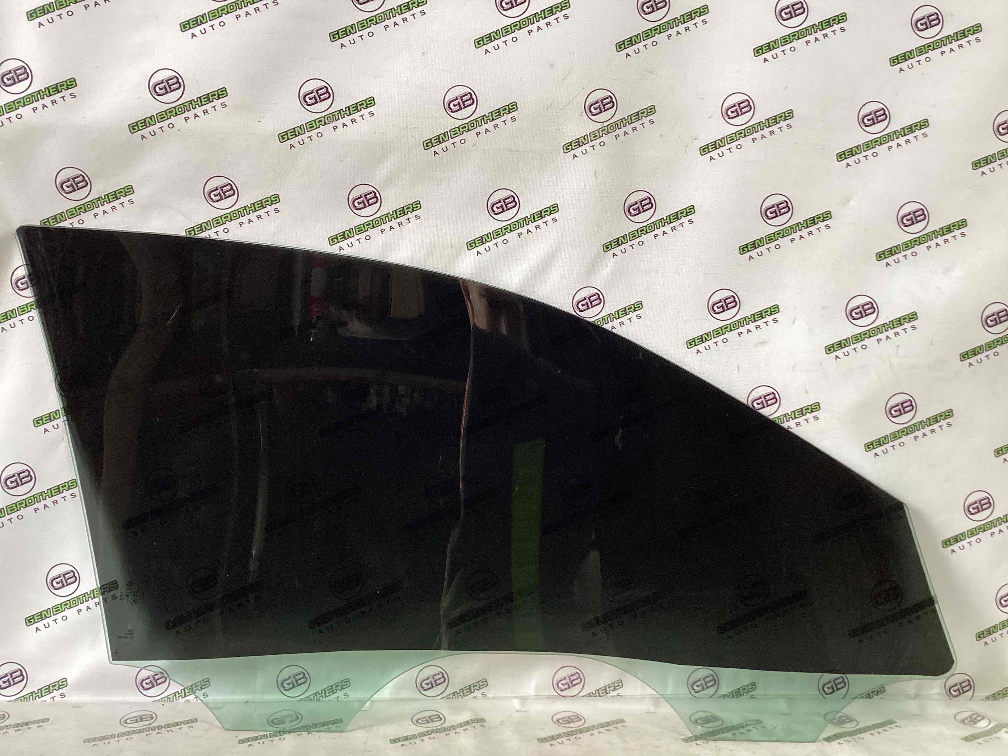 Скло переднє ліве