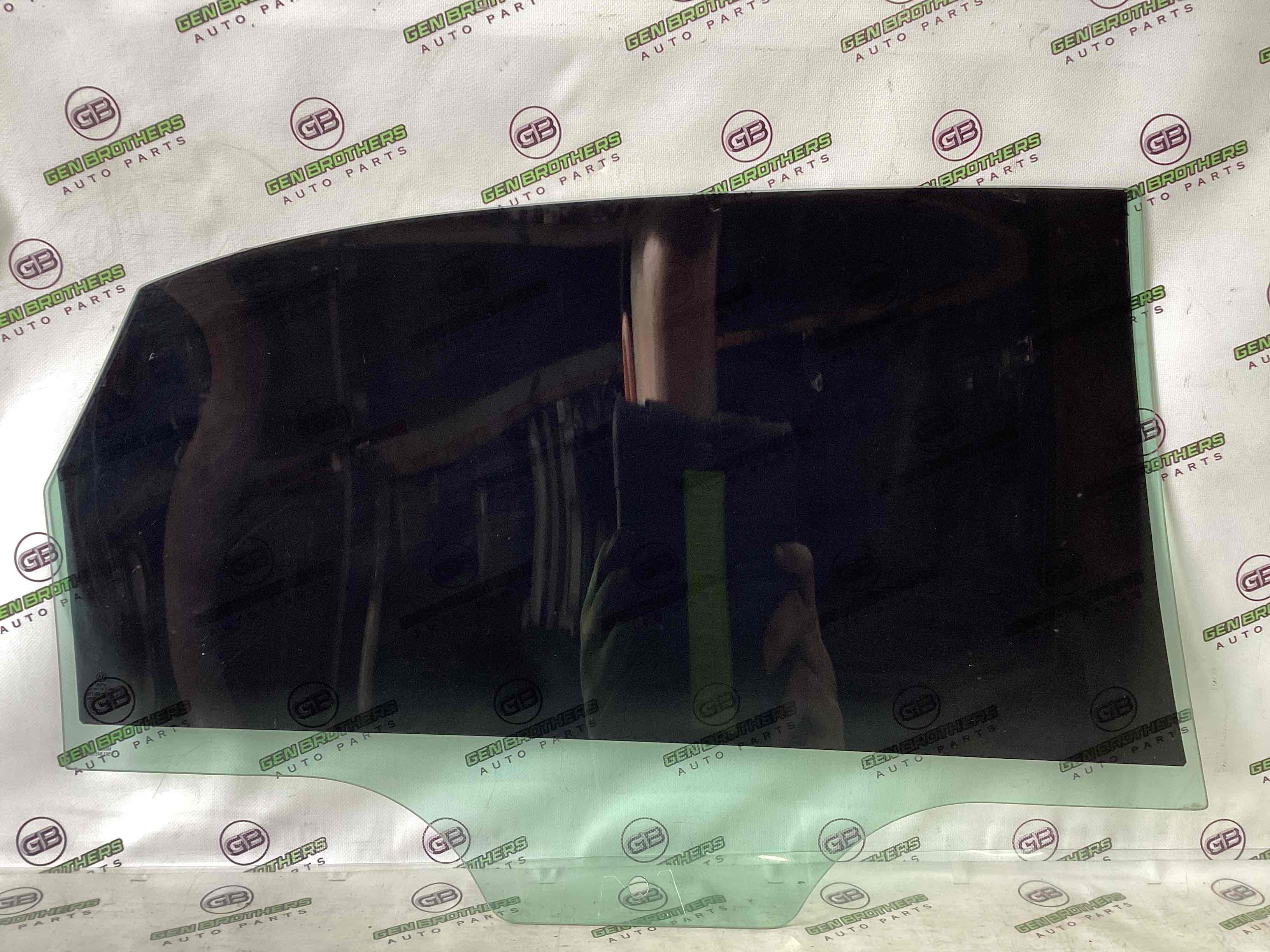 Скло заднє ліве