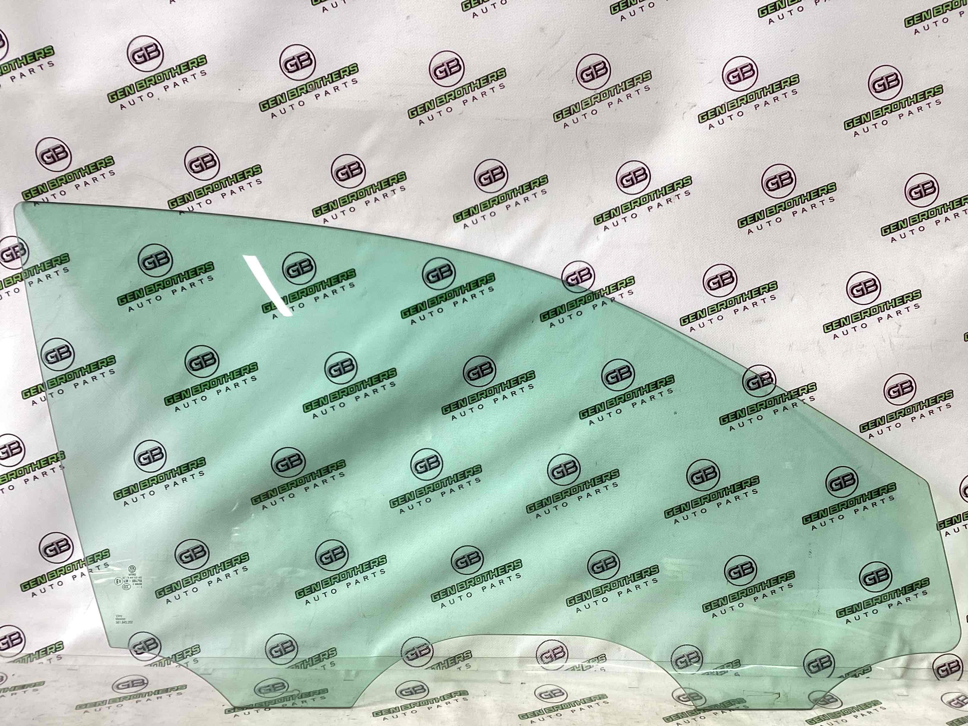 Скло переднє праве