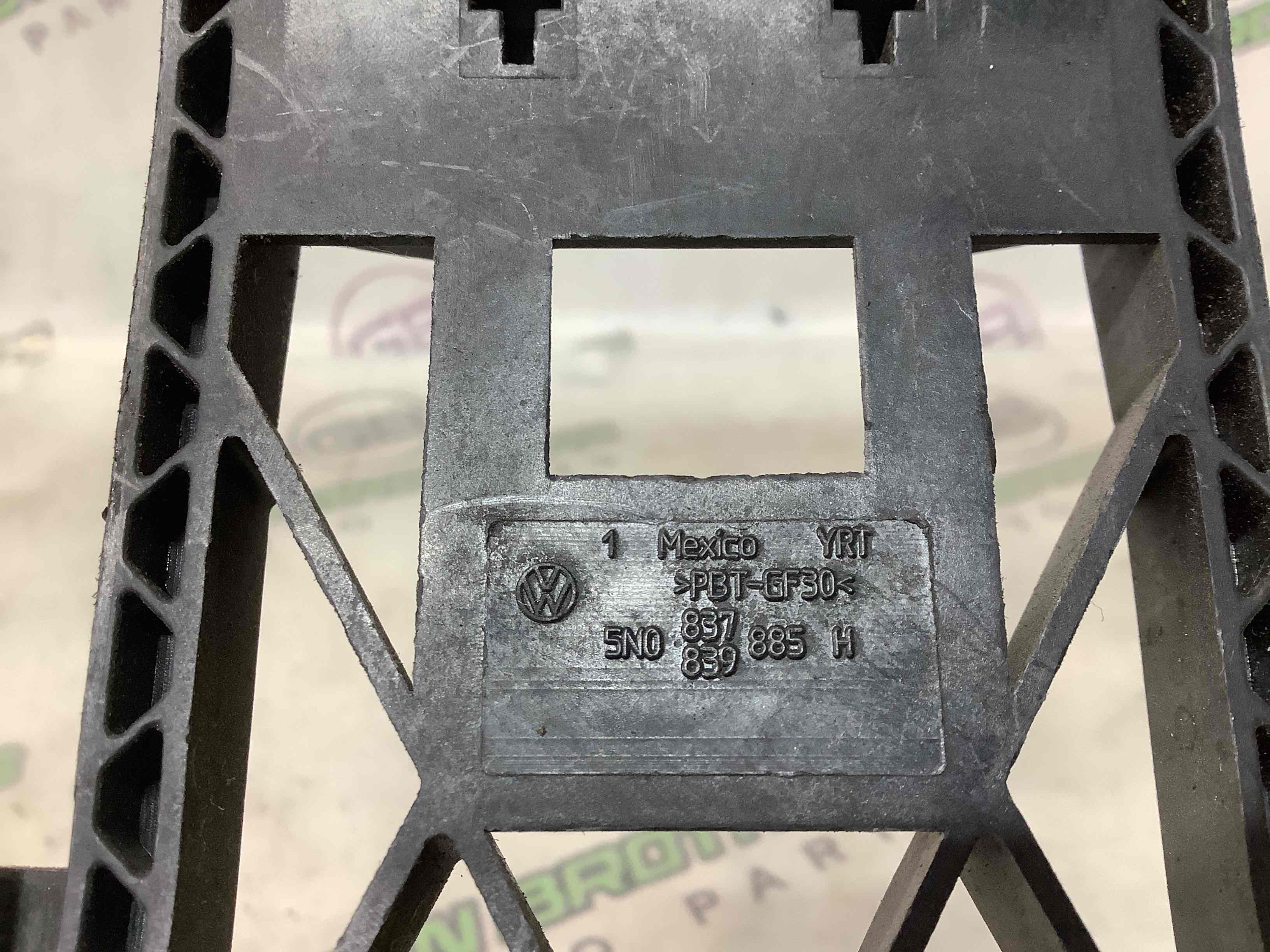 Кронштейн ручки дверей