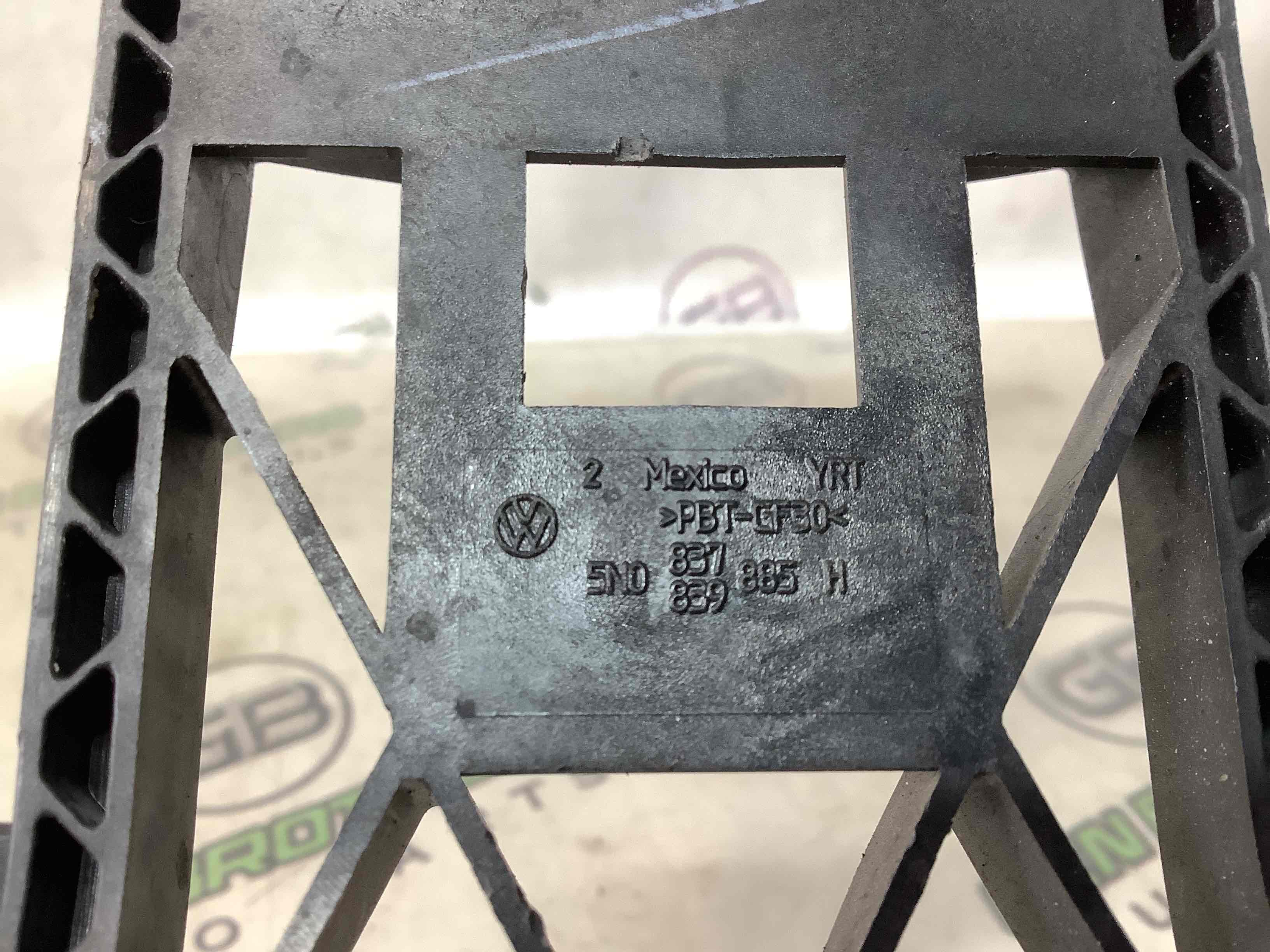 Кронштейн ручки дверей