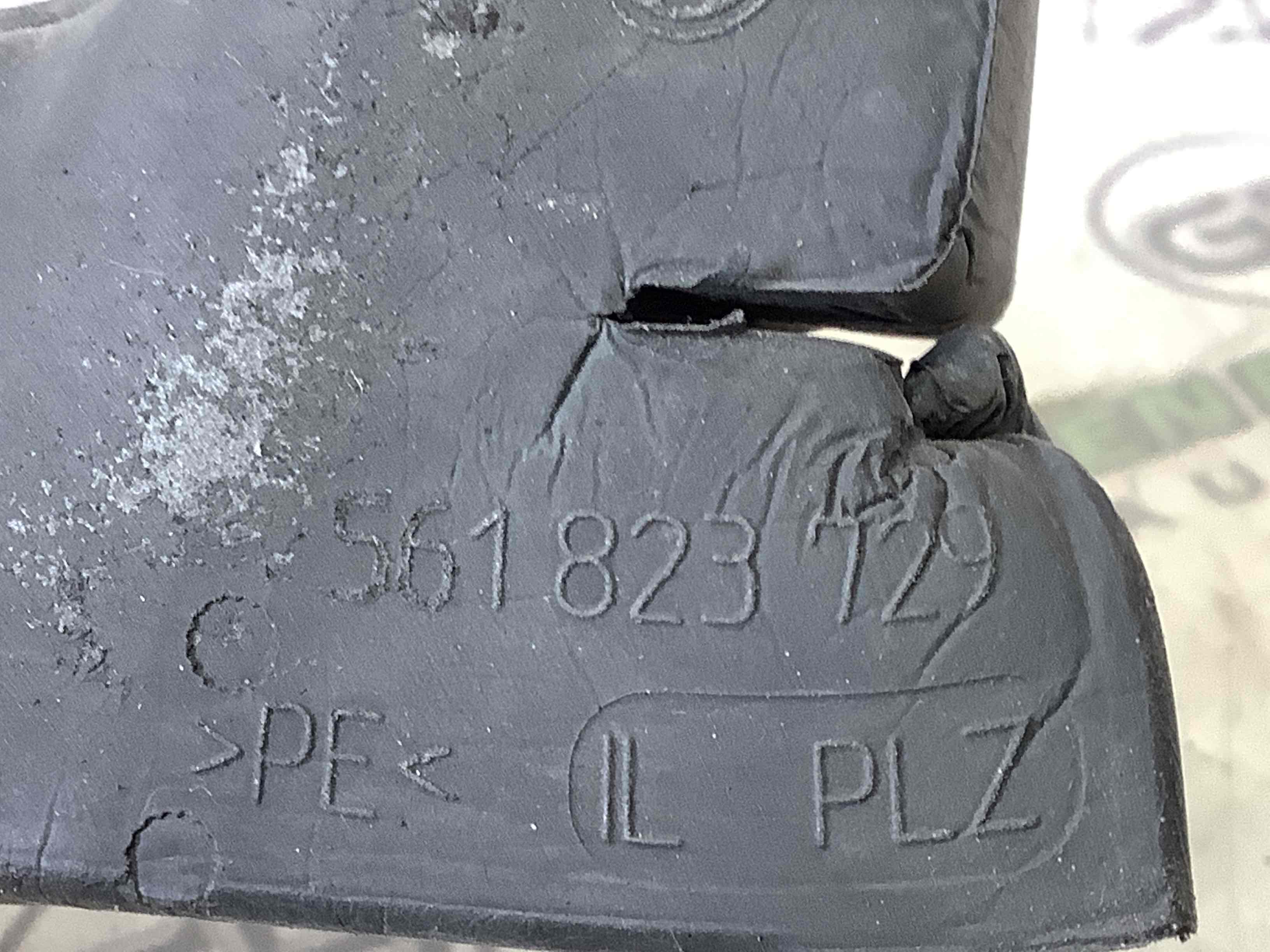 Ущільнювач капота, ізолятор, шуба