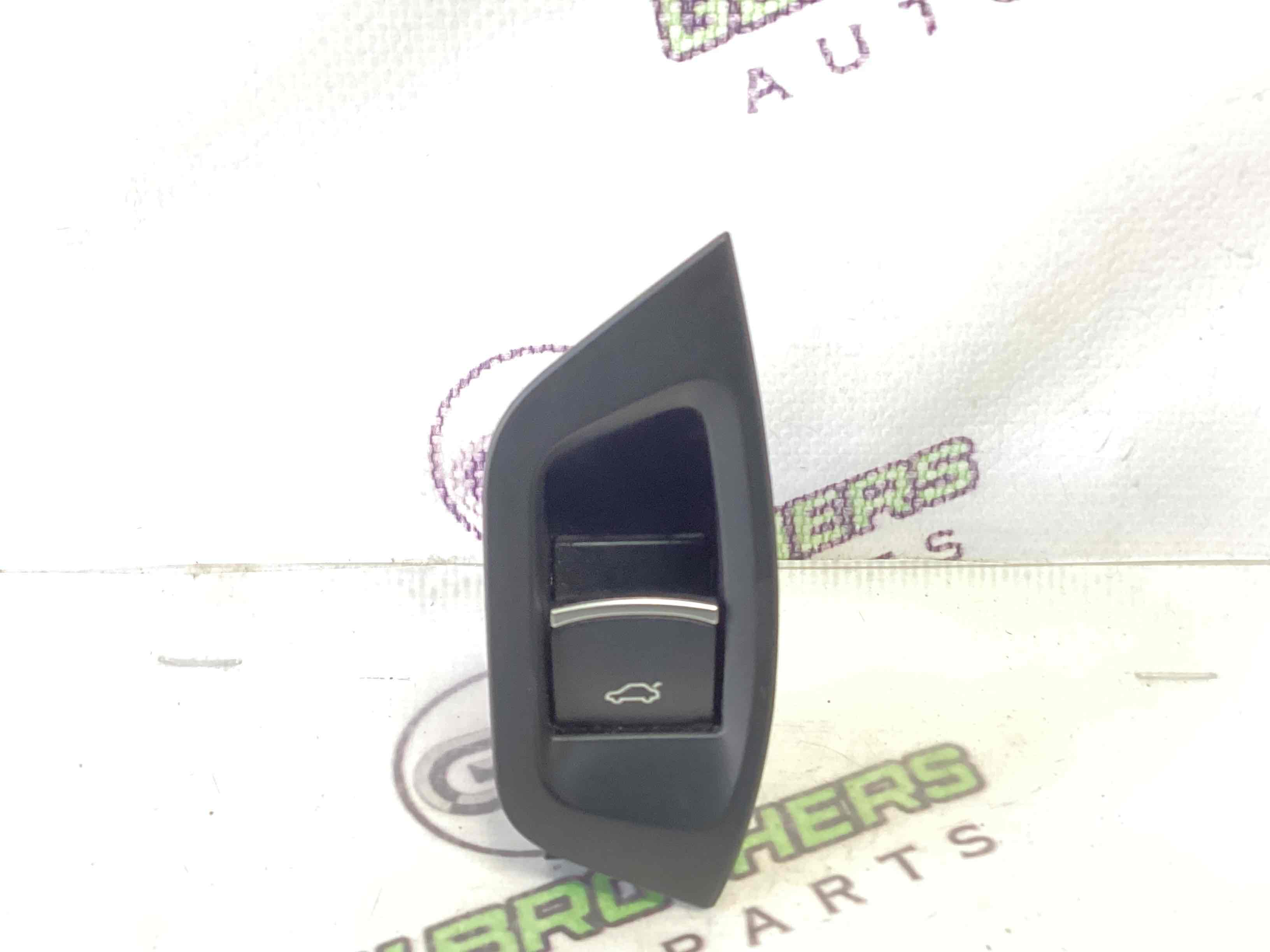 Кнопка відкриття багажника