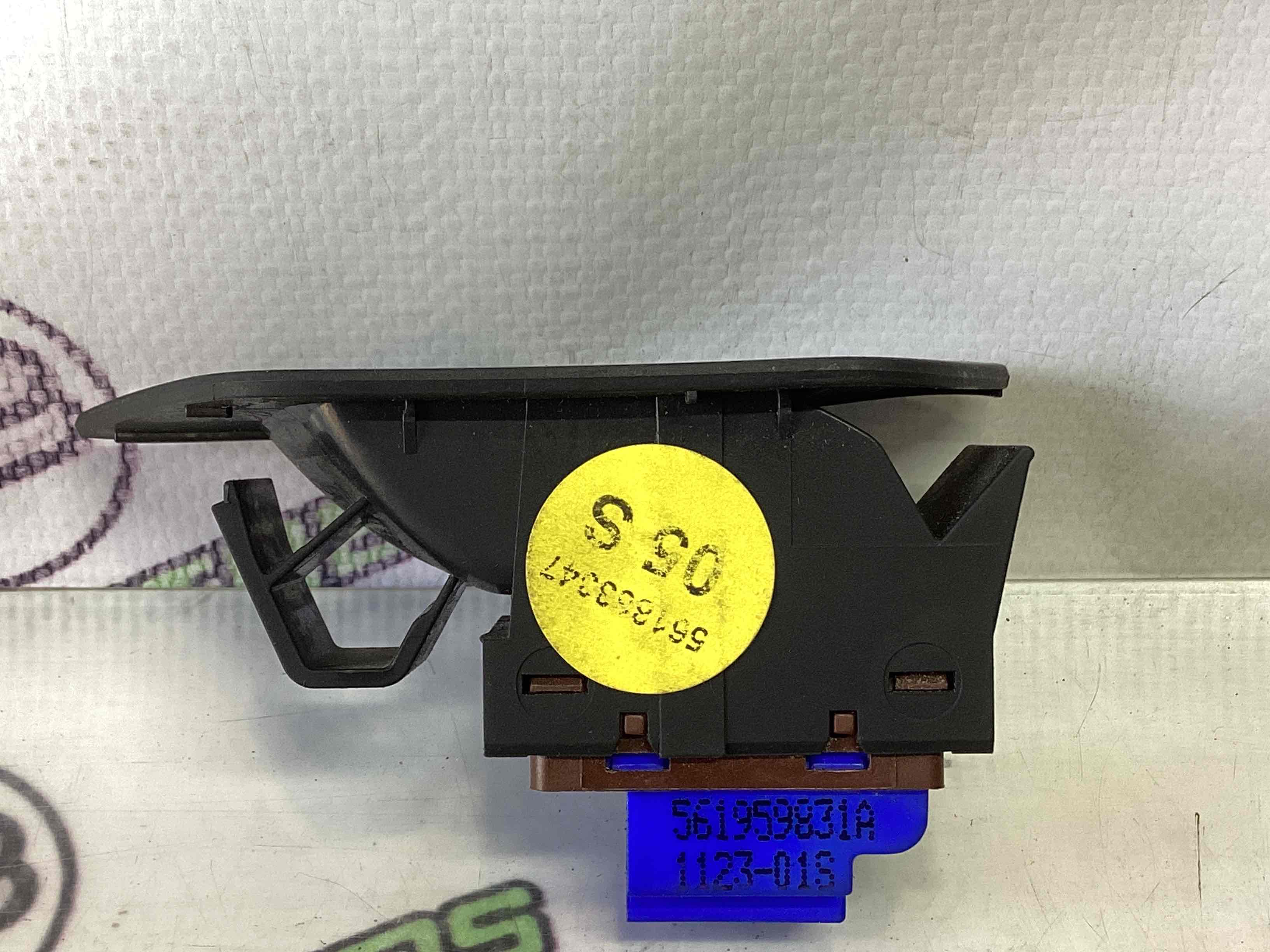 Кнопка відкриття багажника