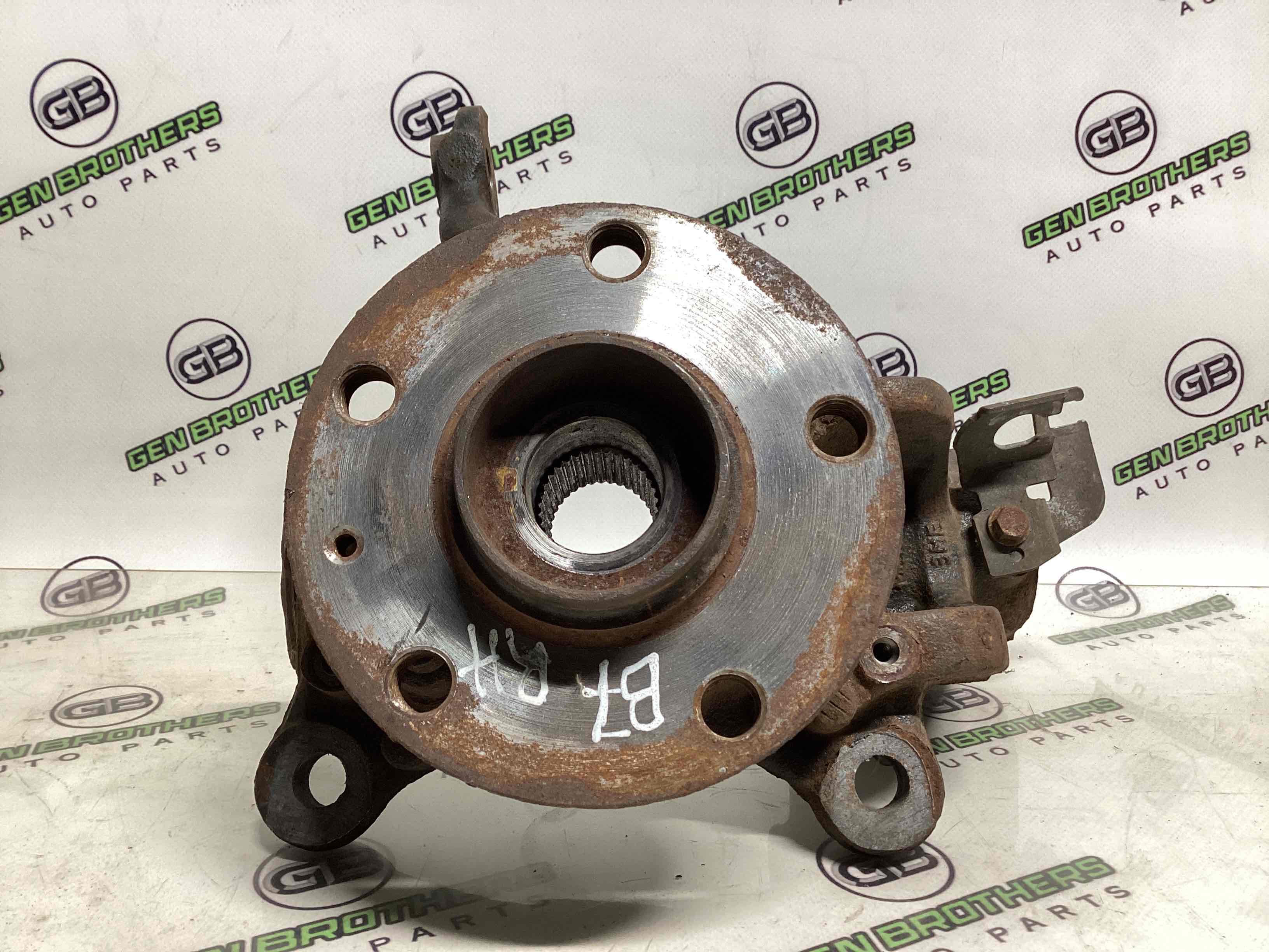 Кулак поворотний правий