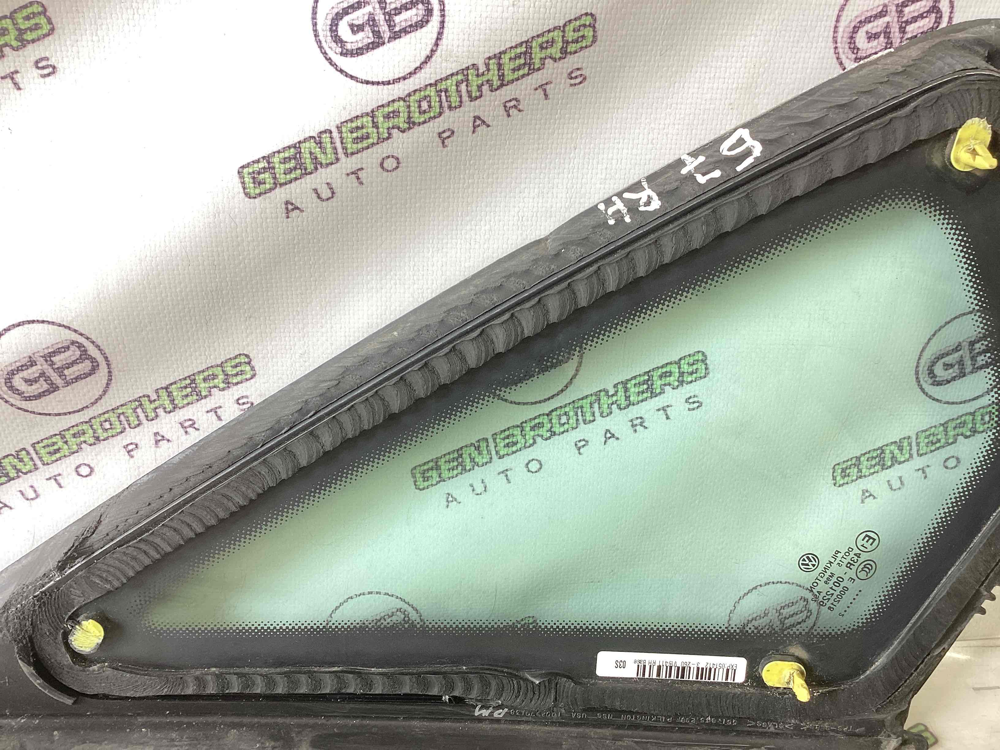 Скло кузовне бічне праве