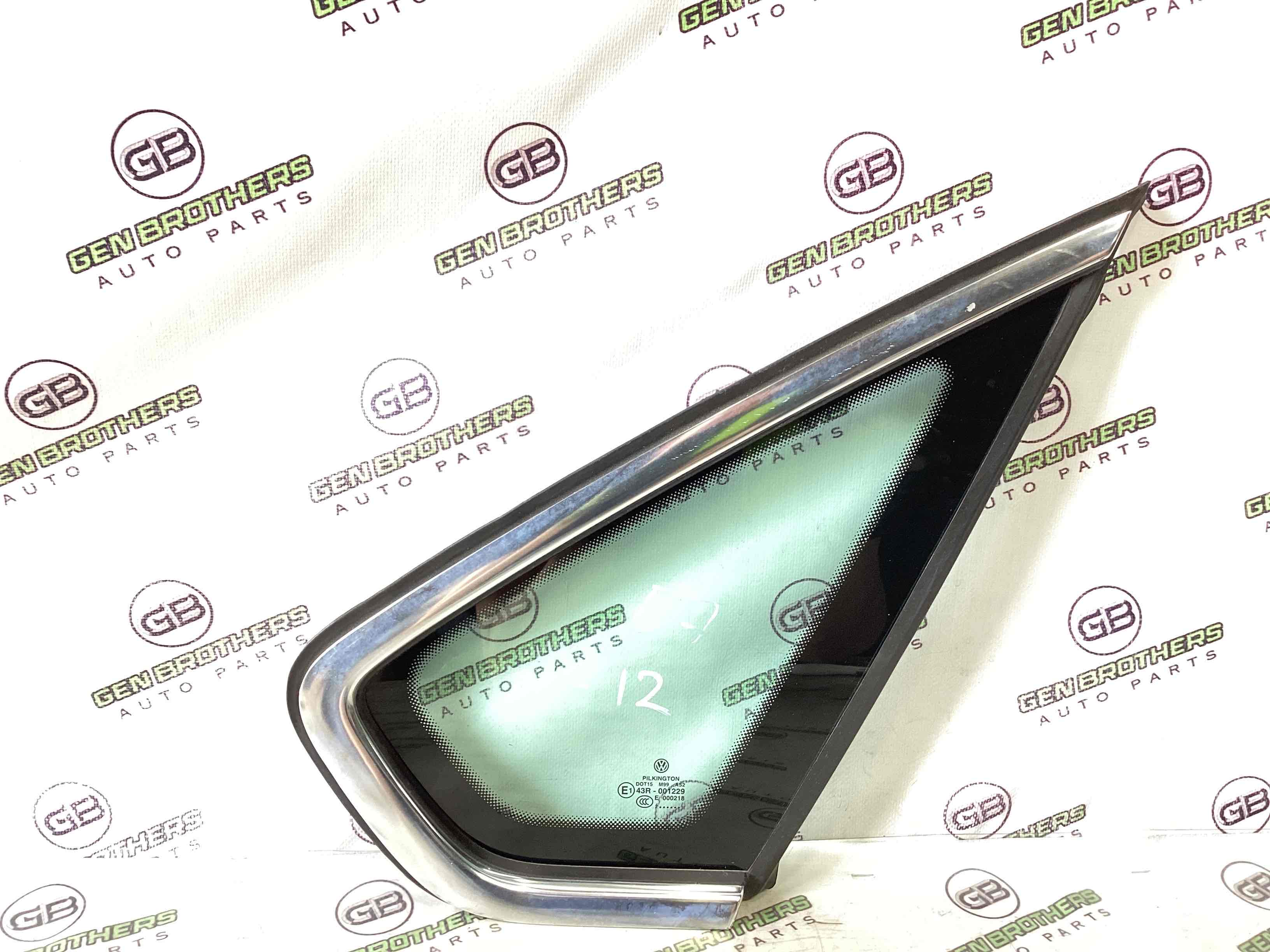 Скло кузовне бічне праве