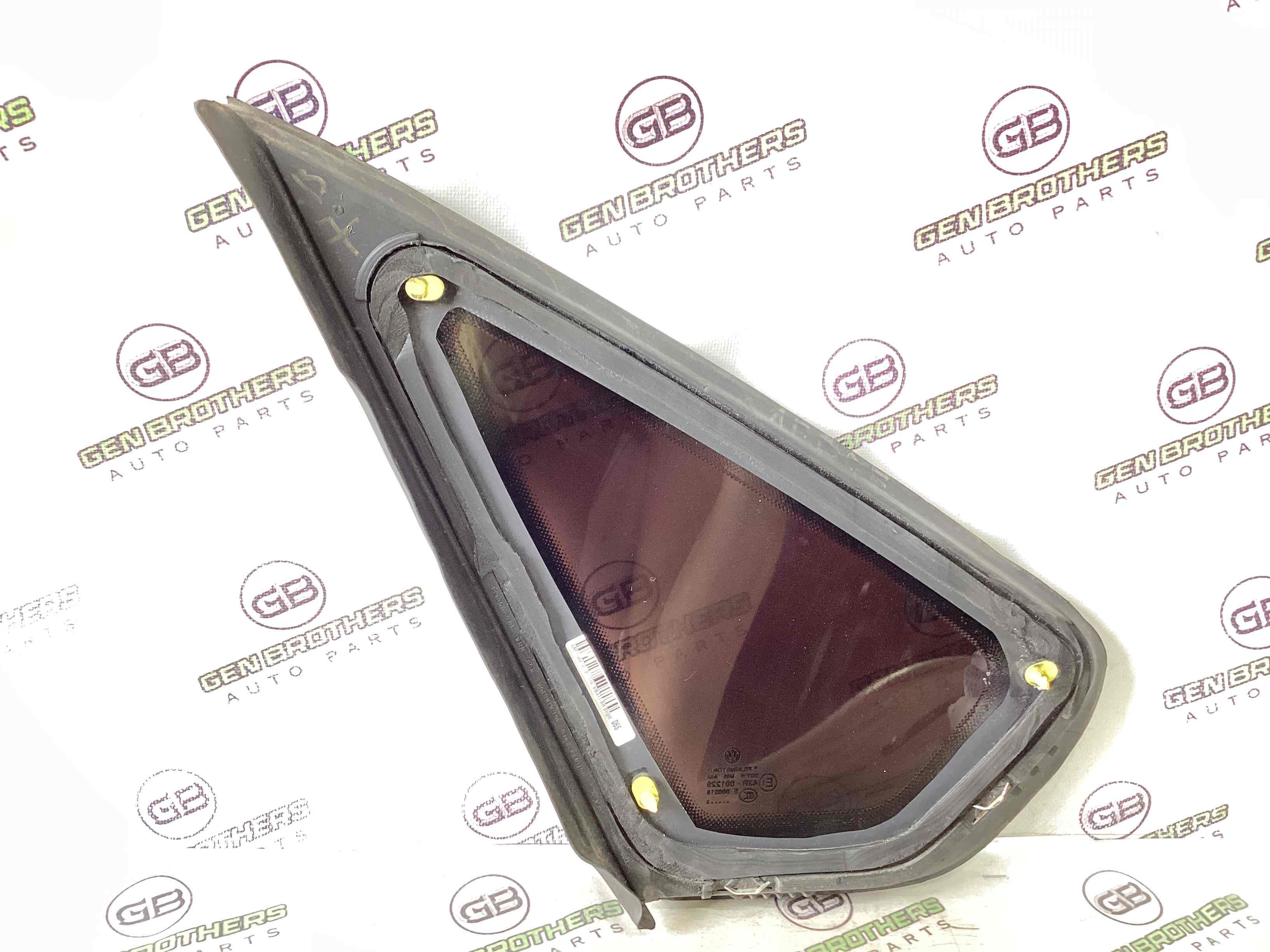 Скло кузовне бічне праве