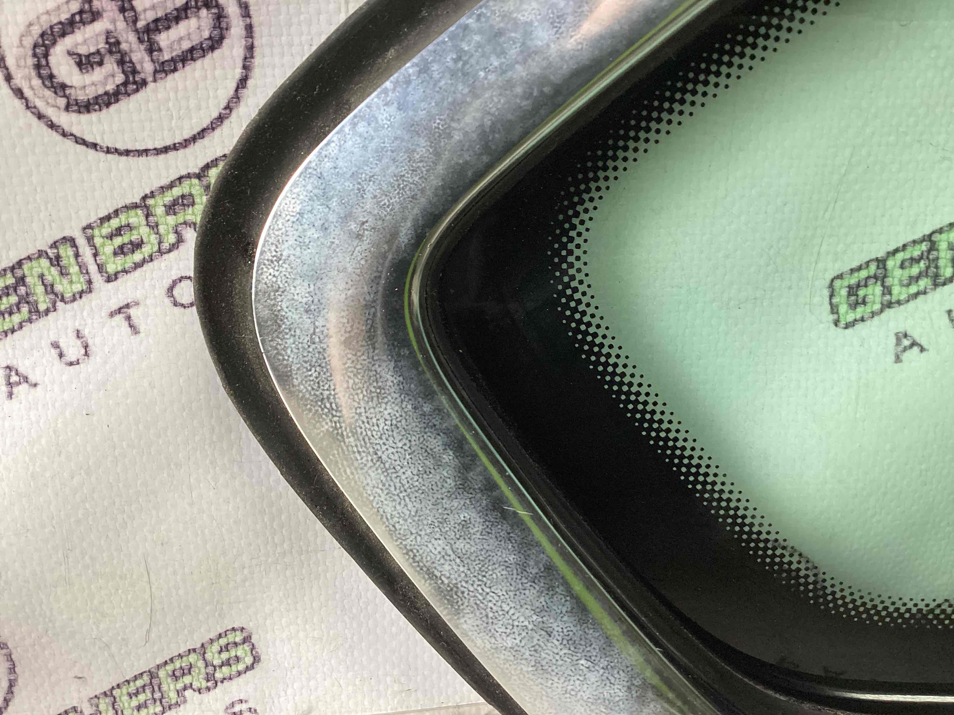 Скло кузовне бічне праве