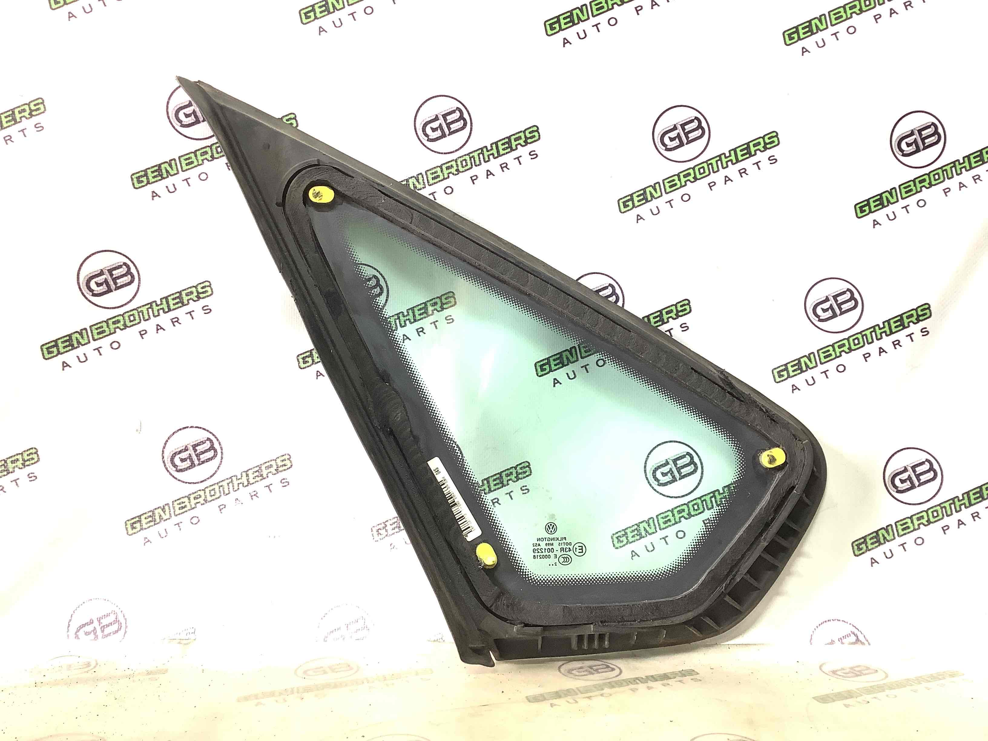 Скло кузовне бічне праве