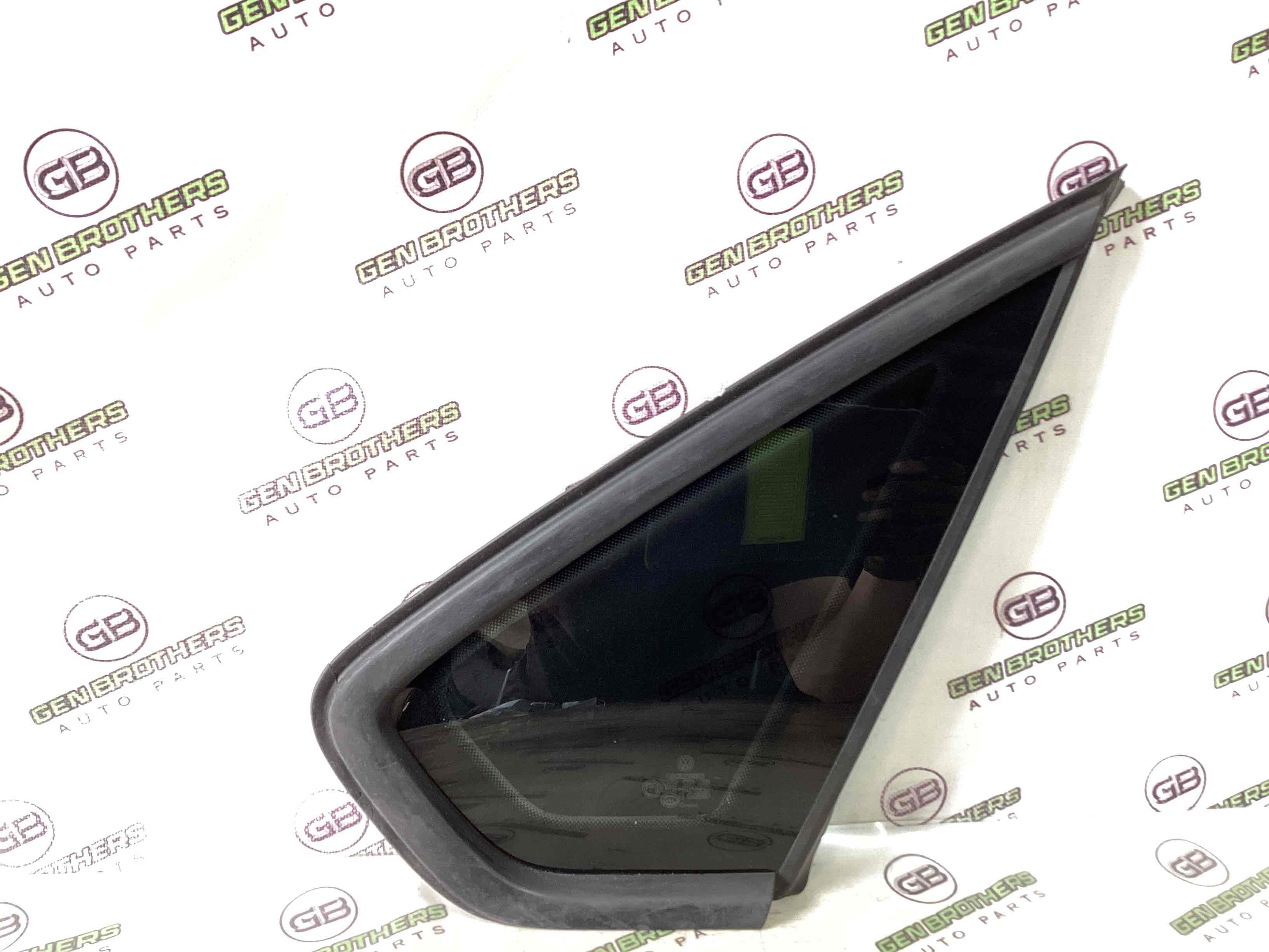 Скло кузовне бічне праве