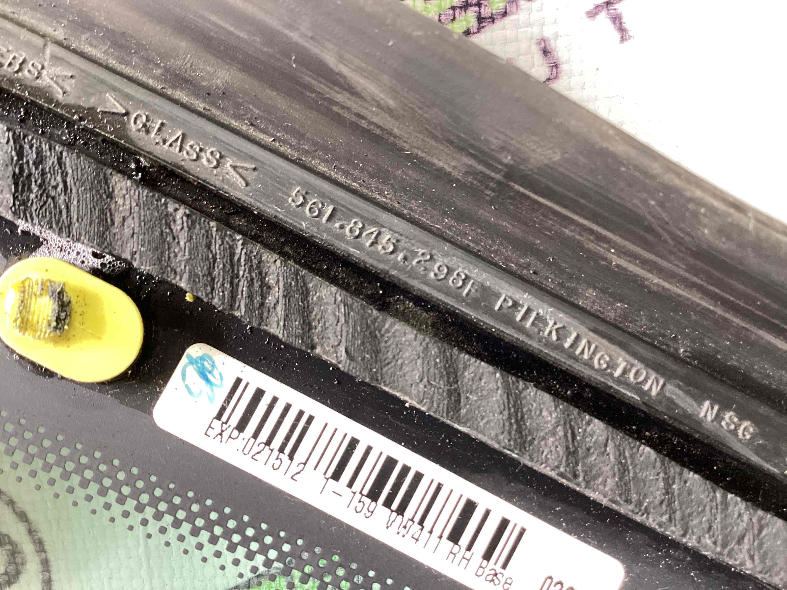 Скло кузовне бічне праве