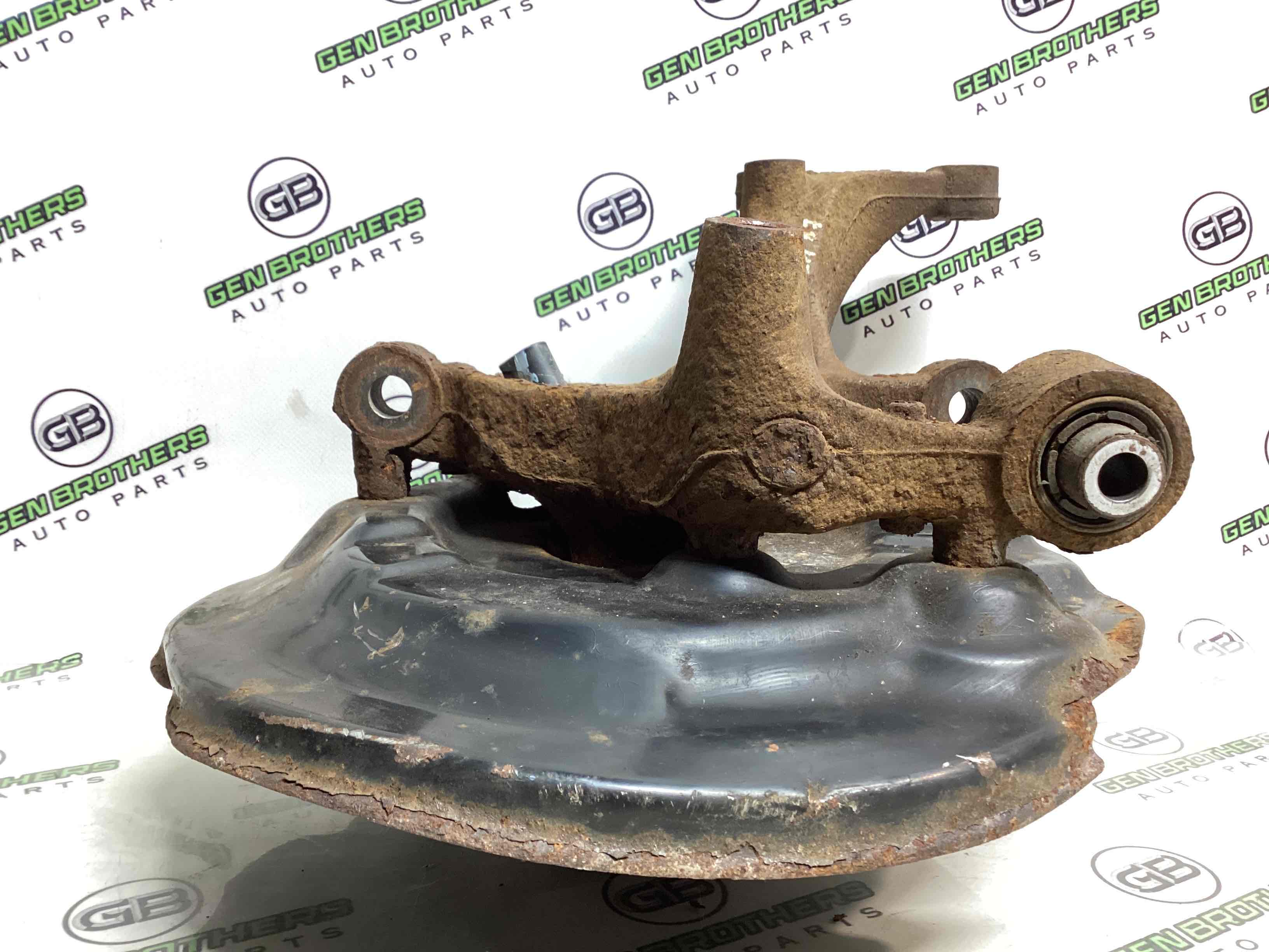 Кулак задній лівий